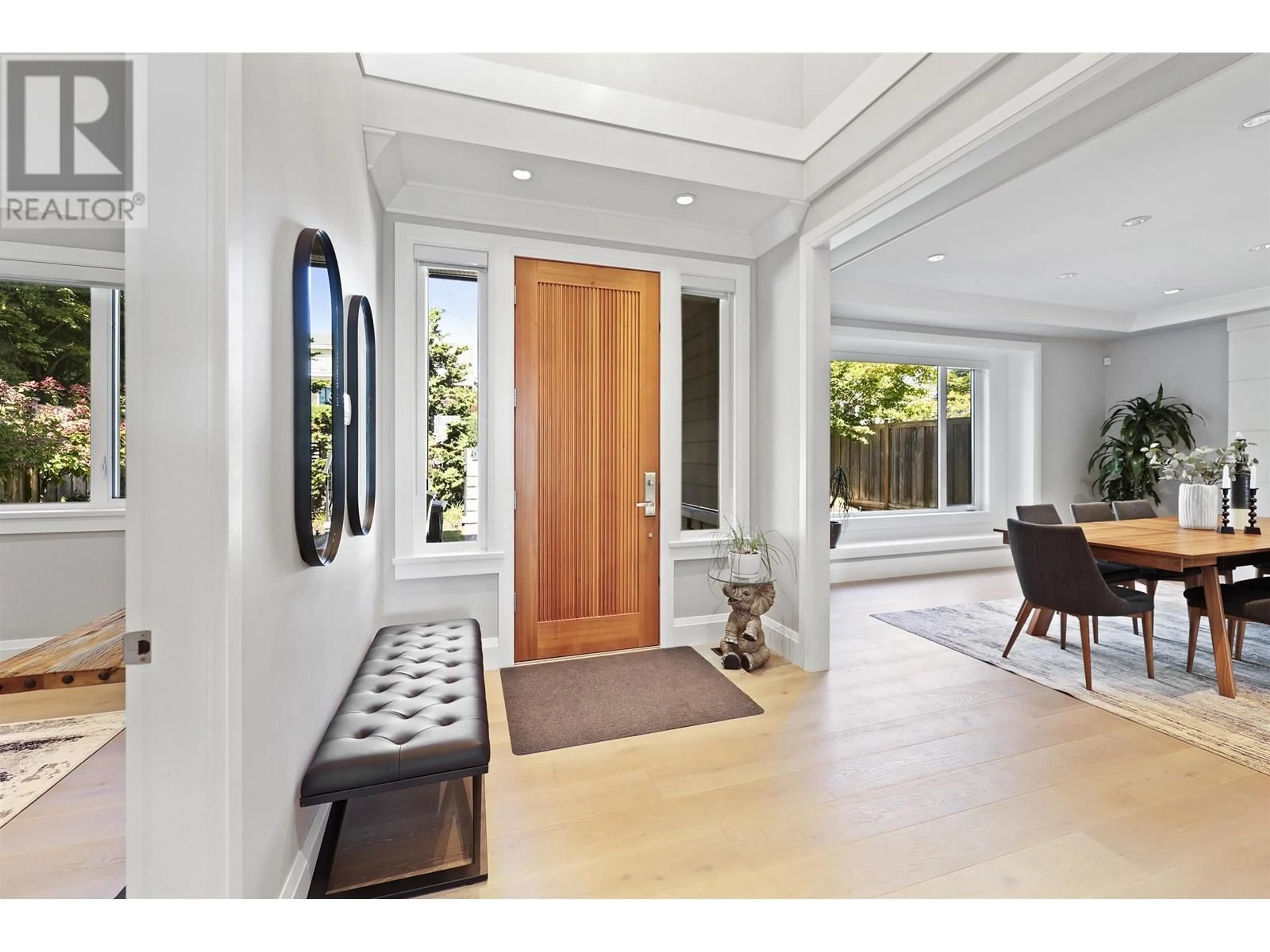 Indoor entryway for 441 KEITH ROAD, North Vancouver British Columbia V7L1W1