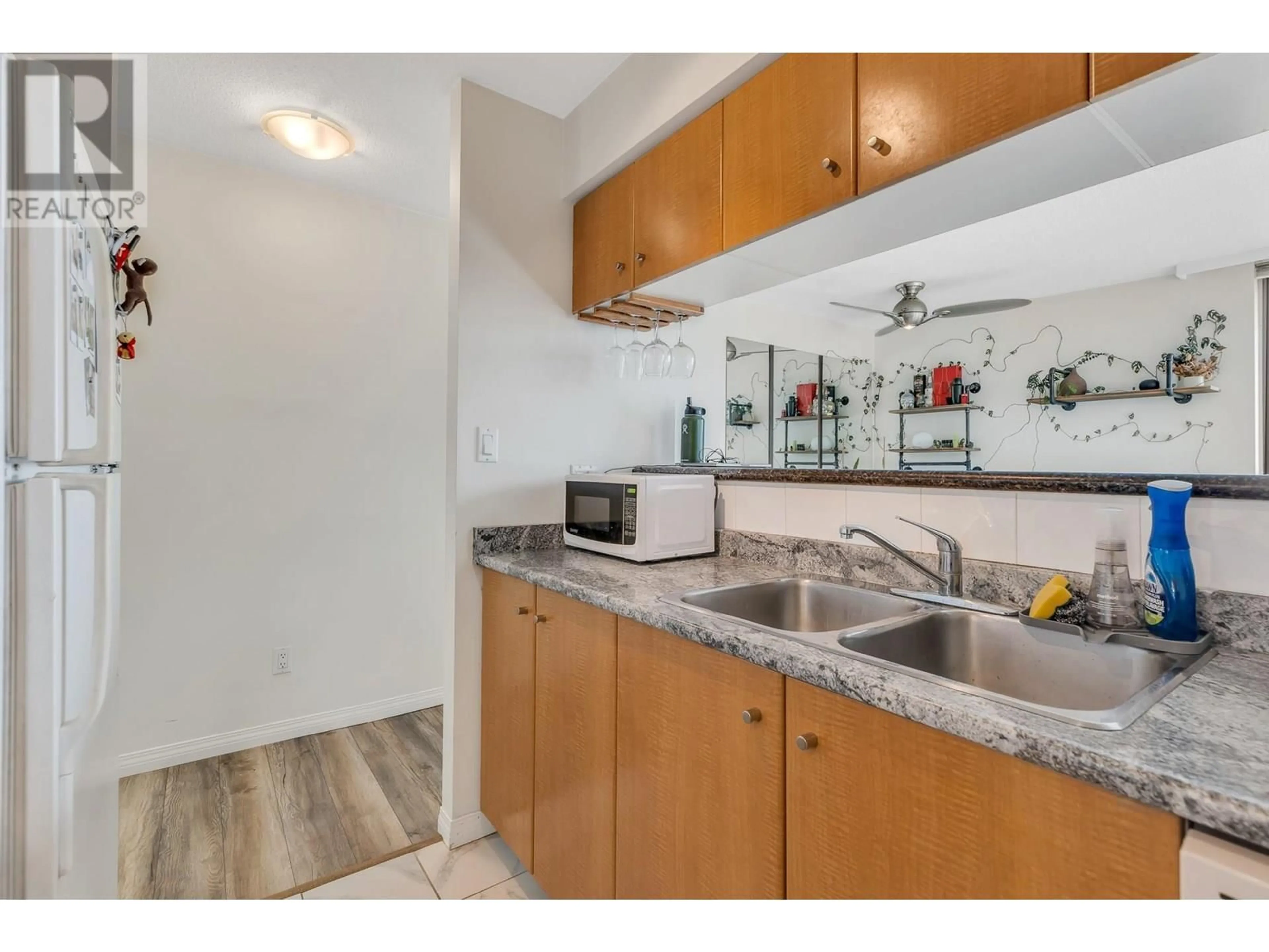 Standard kitchen, unknown for 1405 - 822 HOMER STREET, Vancouver British Columbia V6B6M3