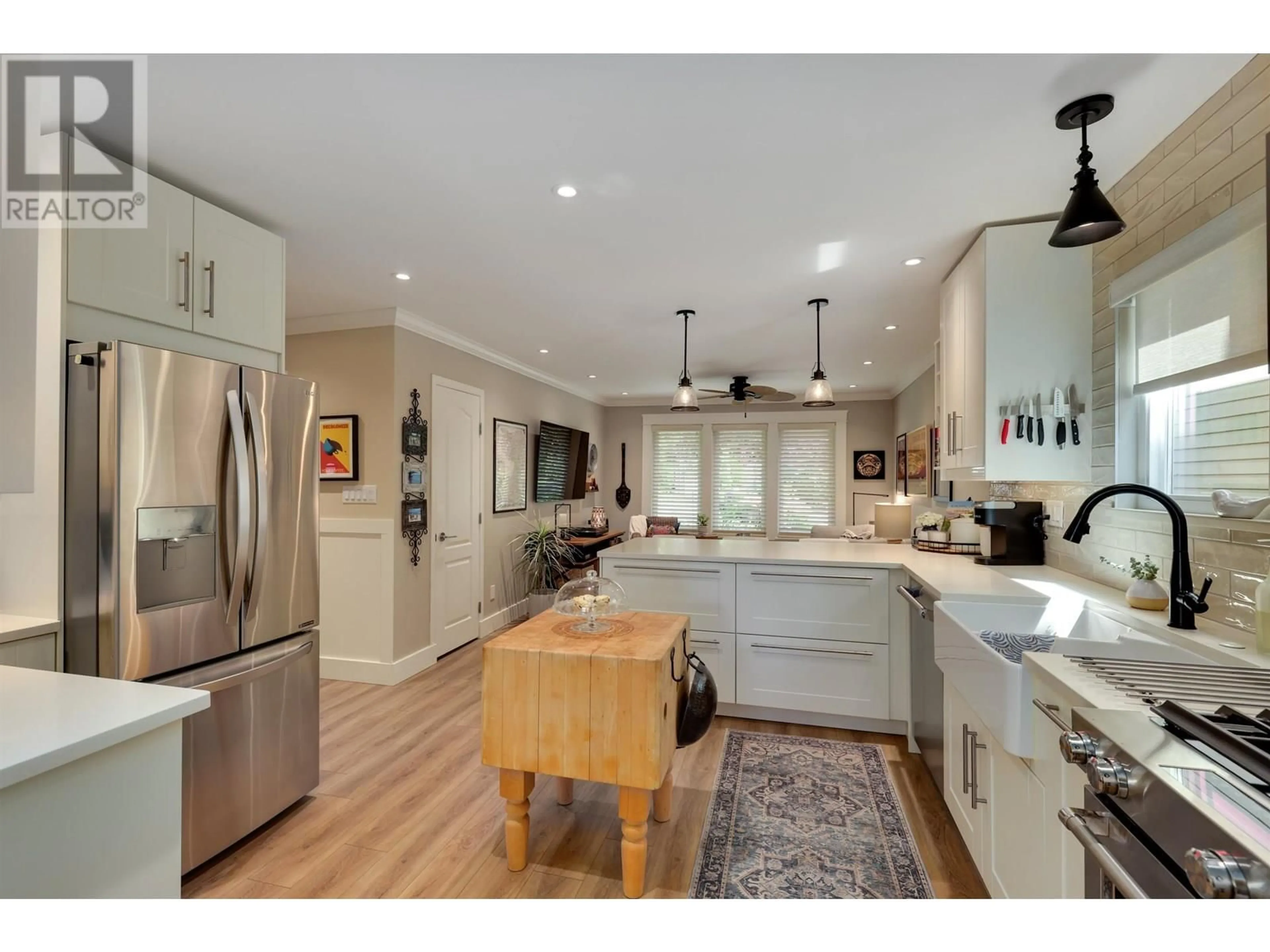 Open concept kitchen, wood/laminate floor for 3821 LONSDALE AVENUE, North Vancouver British Columbia V7N3K8