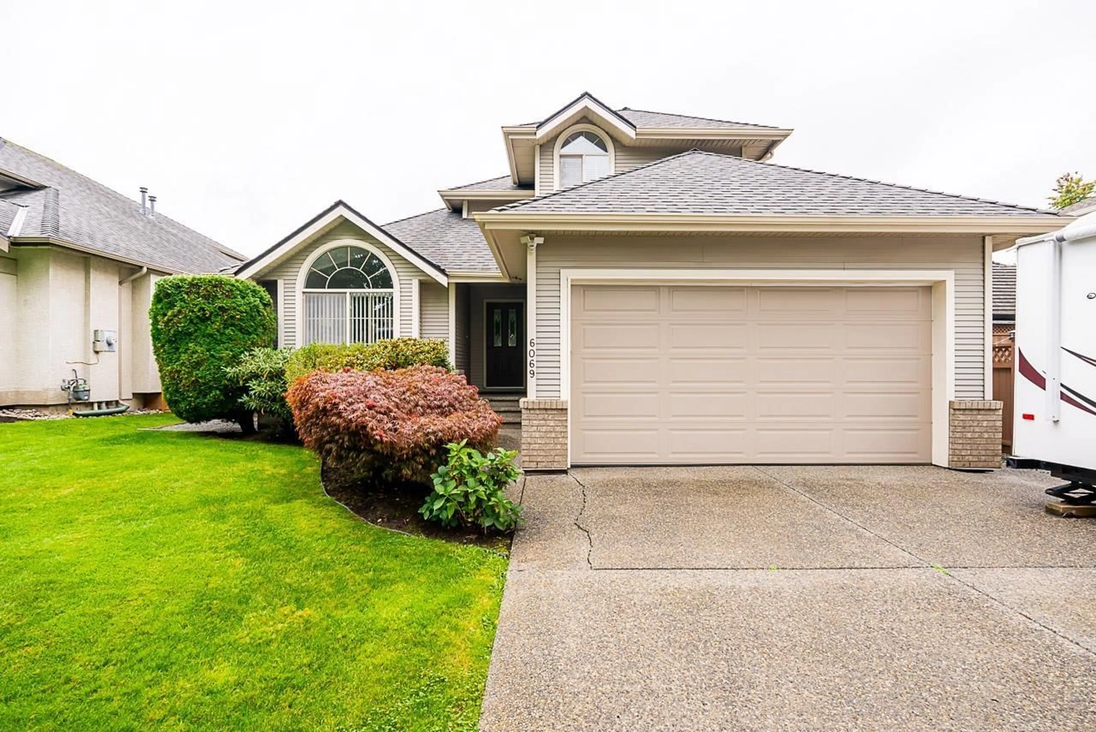 Home with vinyl exterior material, street for 6069 169, Surrey British Columbia V3S8X5
