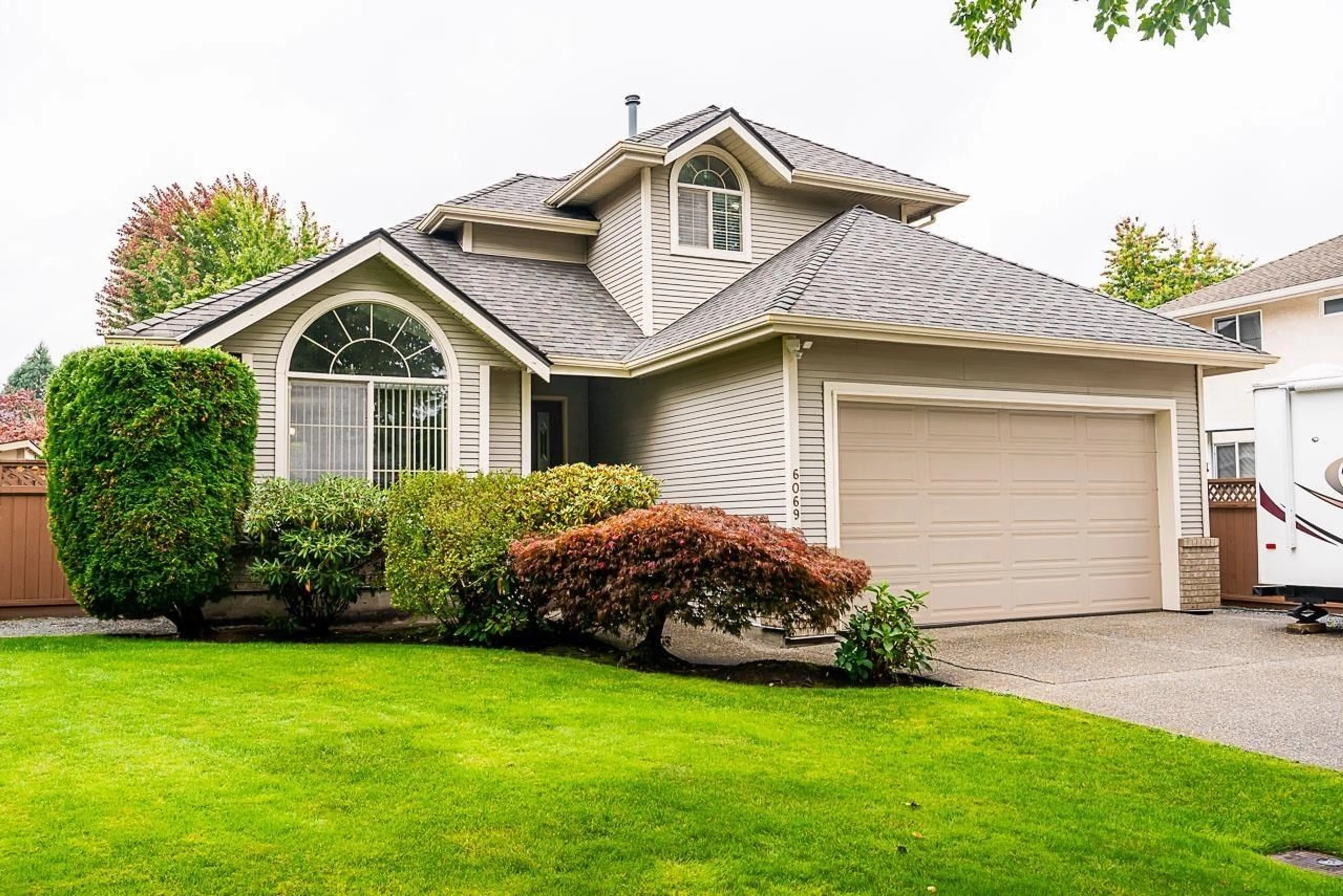 Home with vinyl exterior material, street for 6069 169, Surrey British Columbia V3S8X5