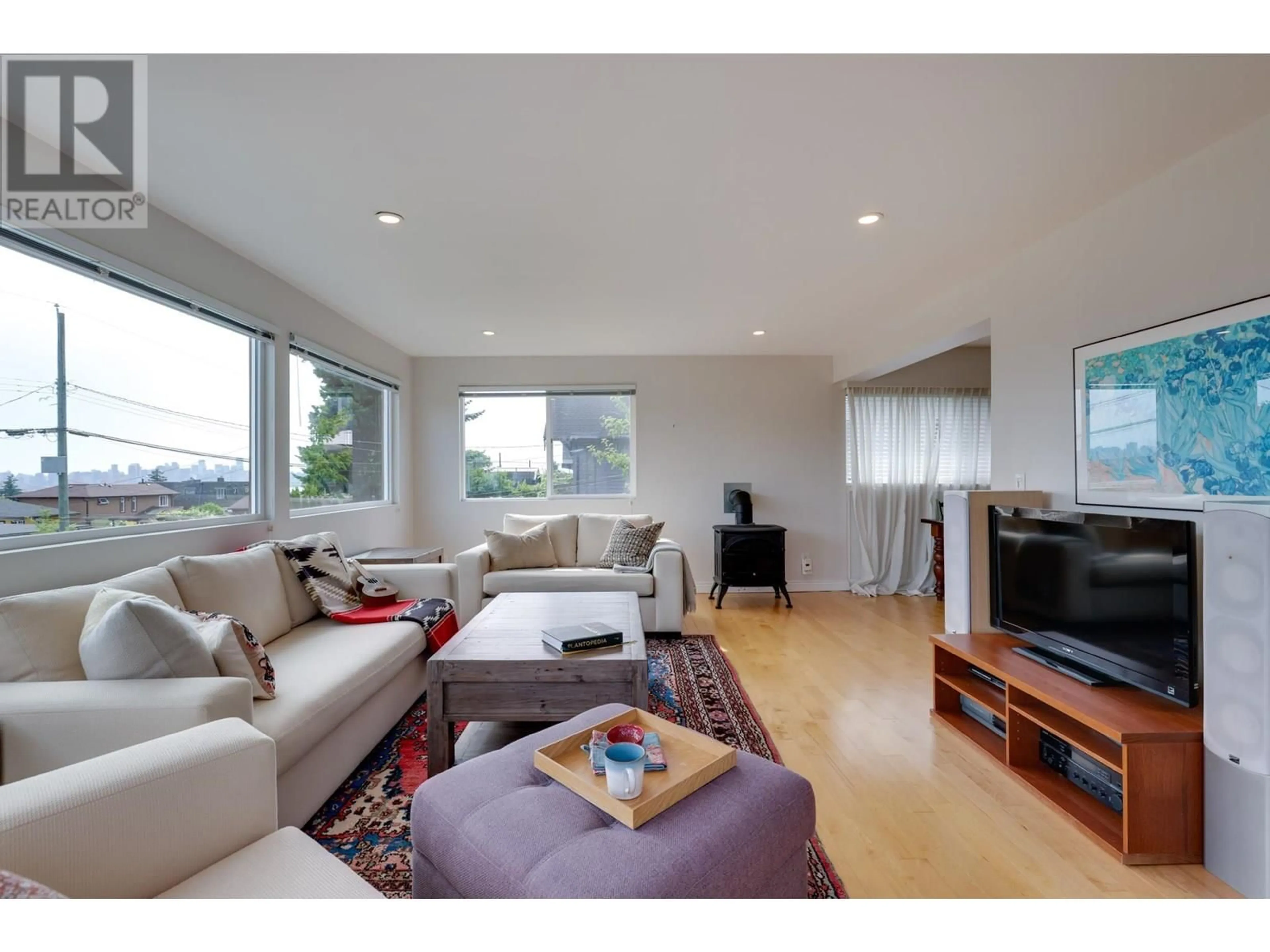 Living room with furniture, wood/laminate floor for 529 7TH STREET, North Vancouver British Columbia V7L1S2