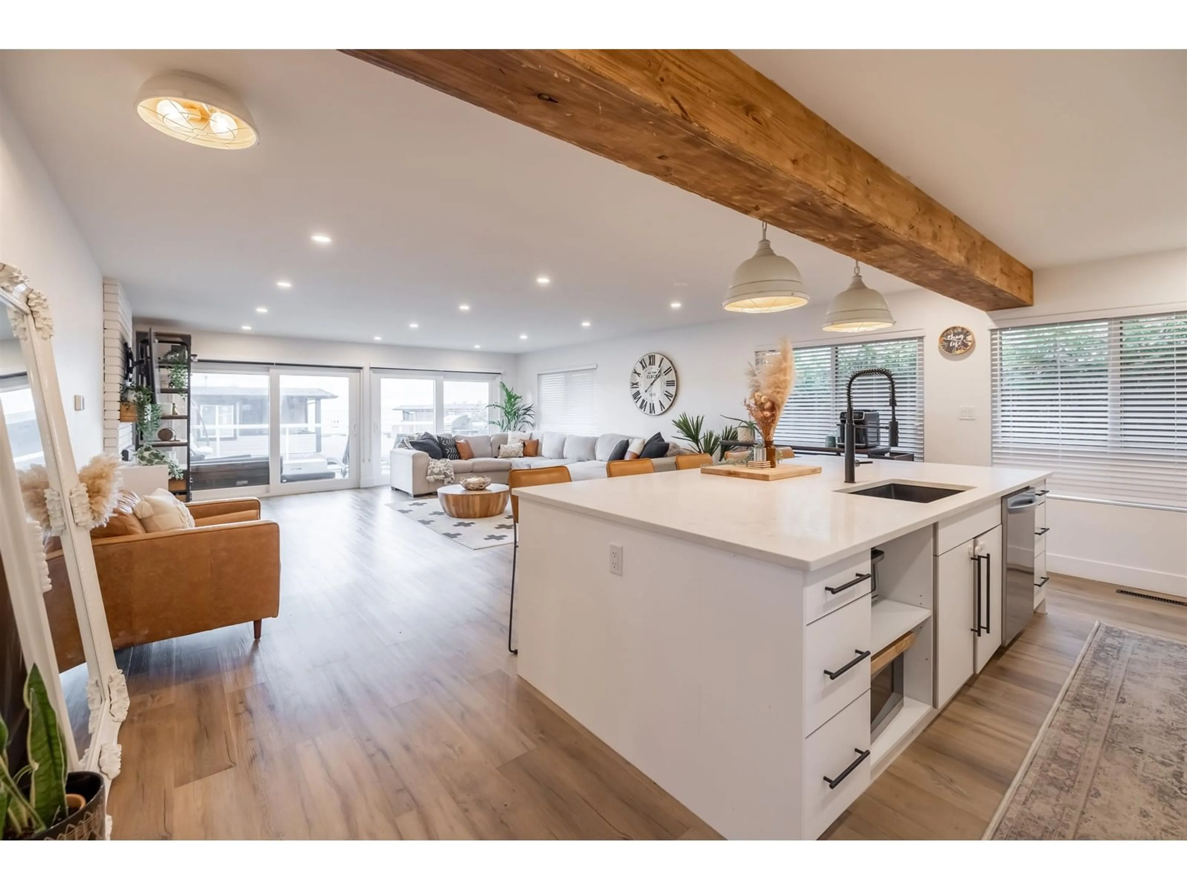 Open concept kitchen, wood/laminate floor for 15170 BEACHVIEW, White Rock British Columbia V4B1P6