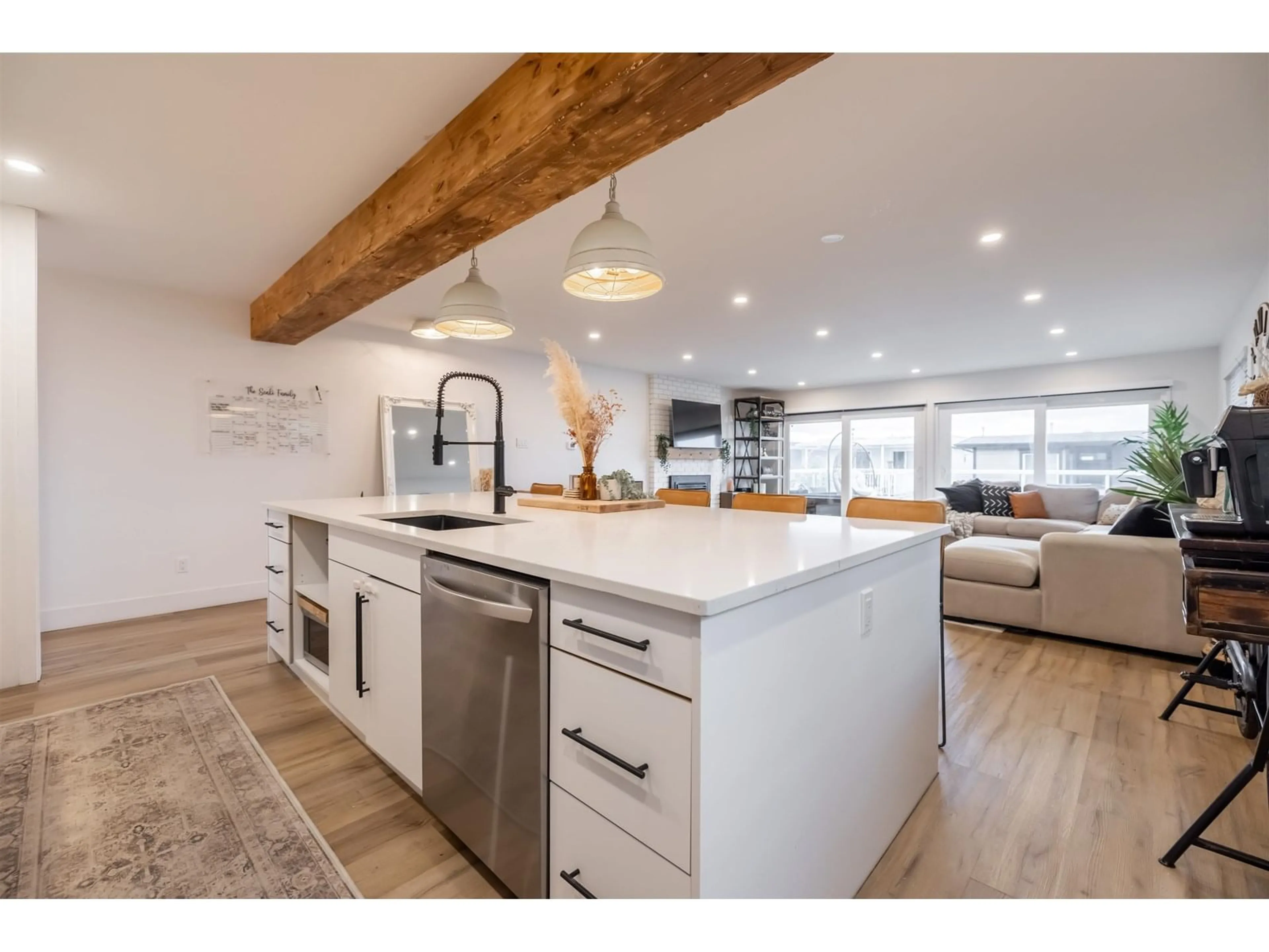 Open concept kitchen, wood/laminate floor for 15170 BEACHVIEW, White Rock British Columbia V4B1P6