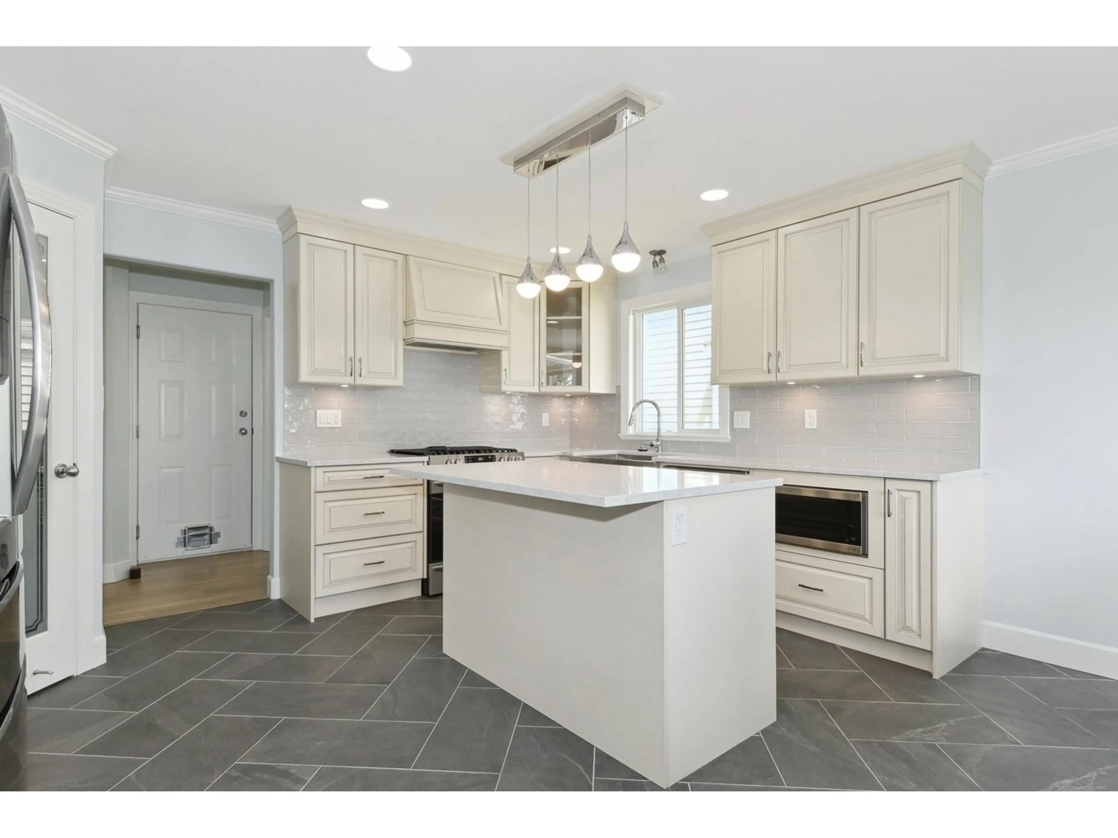 Open concept kitchen, ceramic/tile floor for 32424 BOBCAT WEST, Mission British Columbia V2V7P7