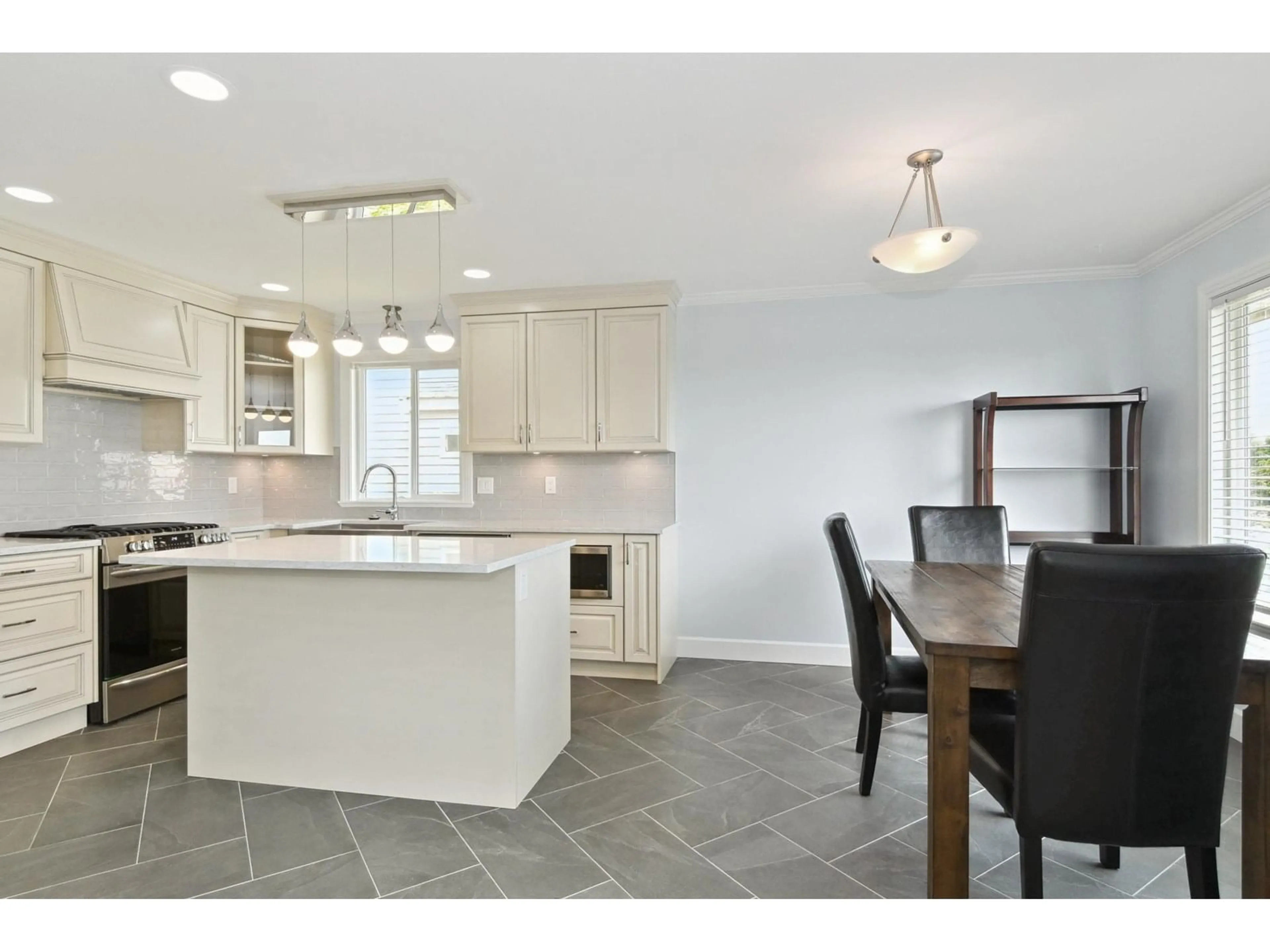 Open concept kitchen, ceramic/tile floor for 32424 BOBCAT WEST, Mission British Columbia V2V7P7