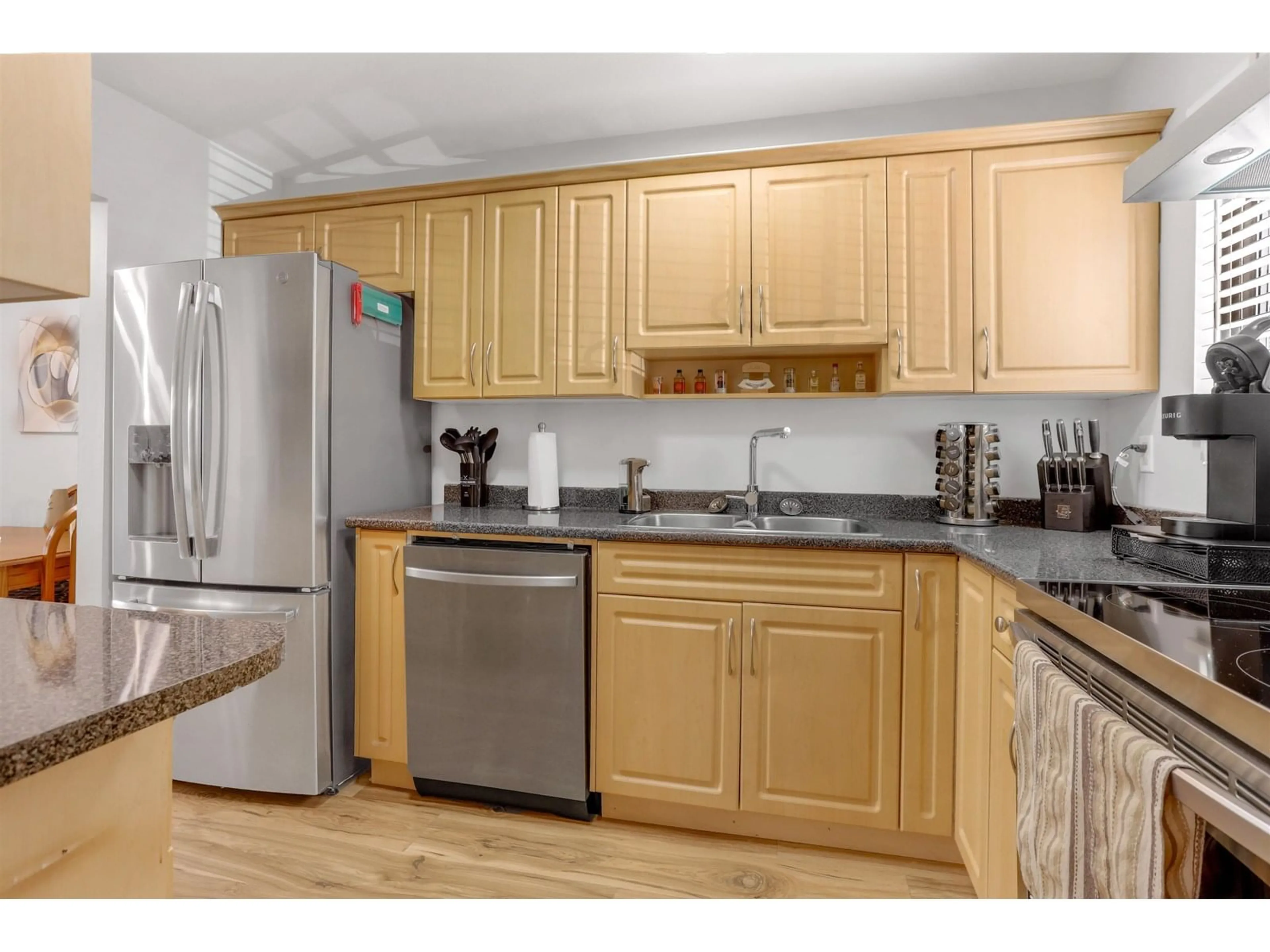 Standard kitchen, wood/laminate floor for 160 - 13750 67, Surrey British Columbia V3W6X6