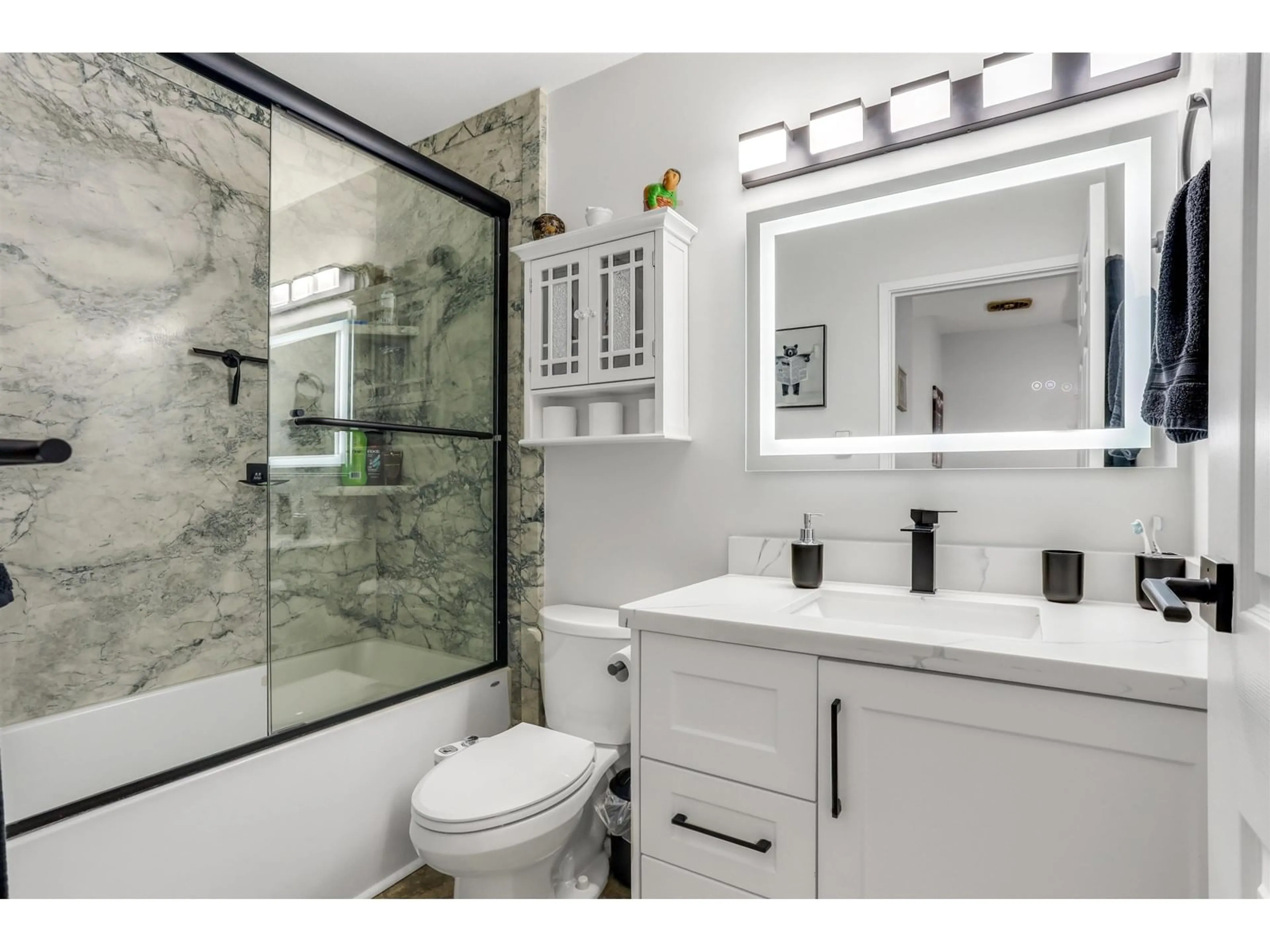 Contemporary bathroom, ceramic/tile floor for 160 - 13750 67, Surrey British Columbia V3W6X6