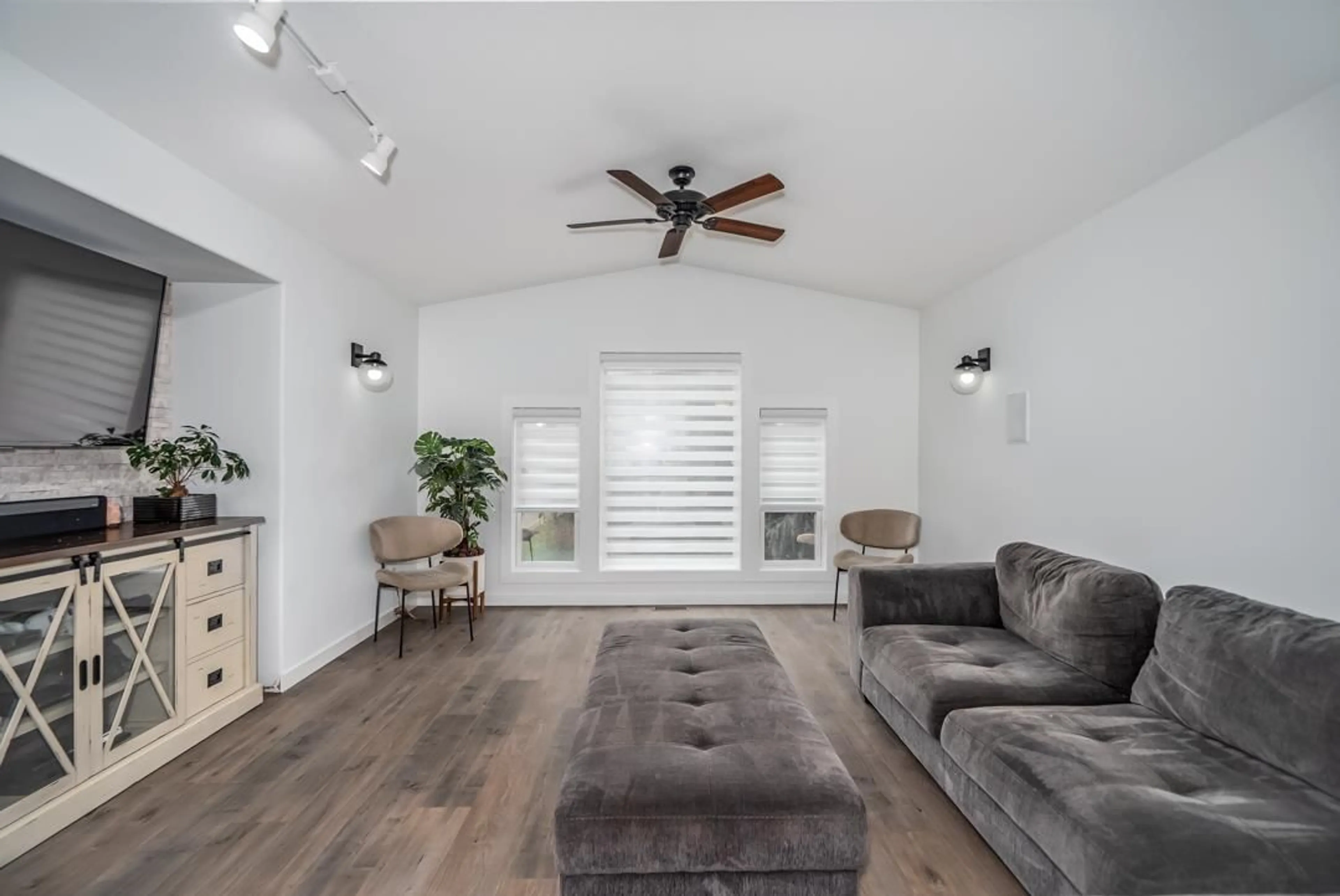 Living room with furniture, unknown for 4436 203, Langley British Columbia V3A6P7