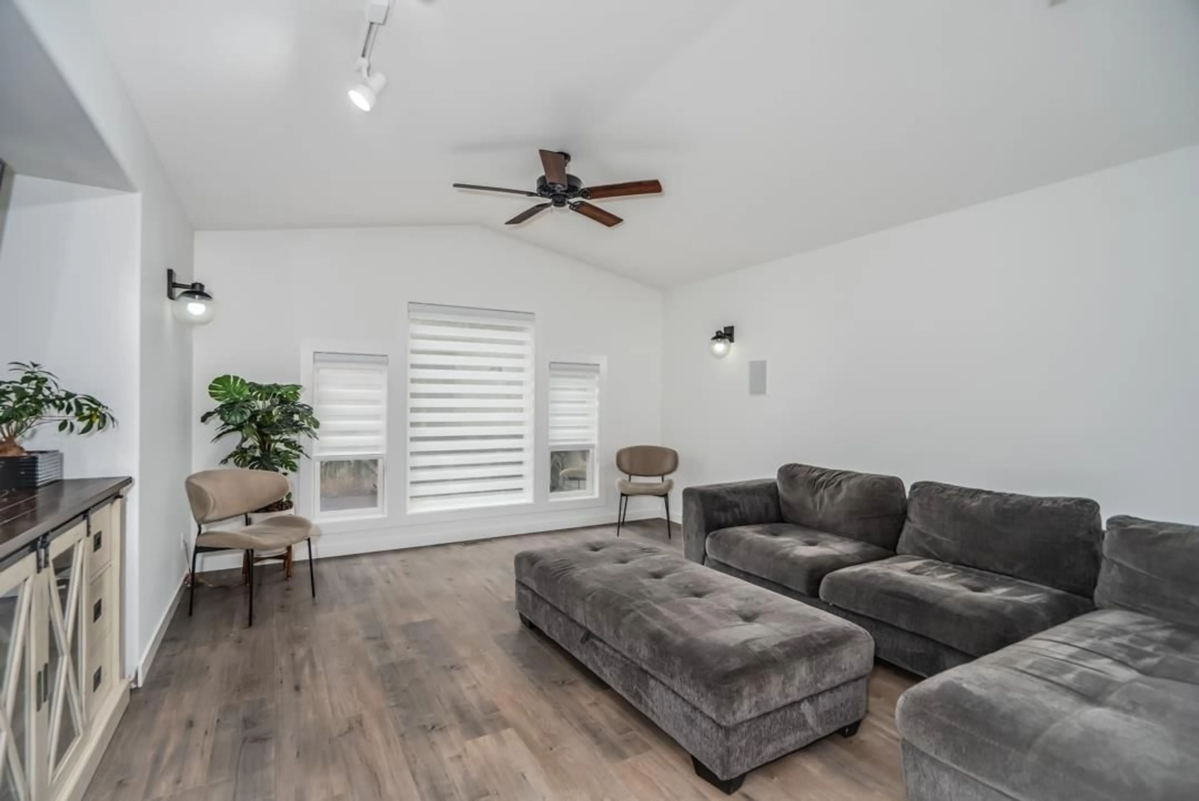 Living room with furniture, unknown for 4436 203, Langley British Columbia V3A6P7