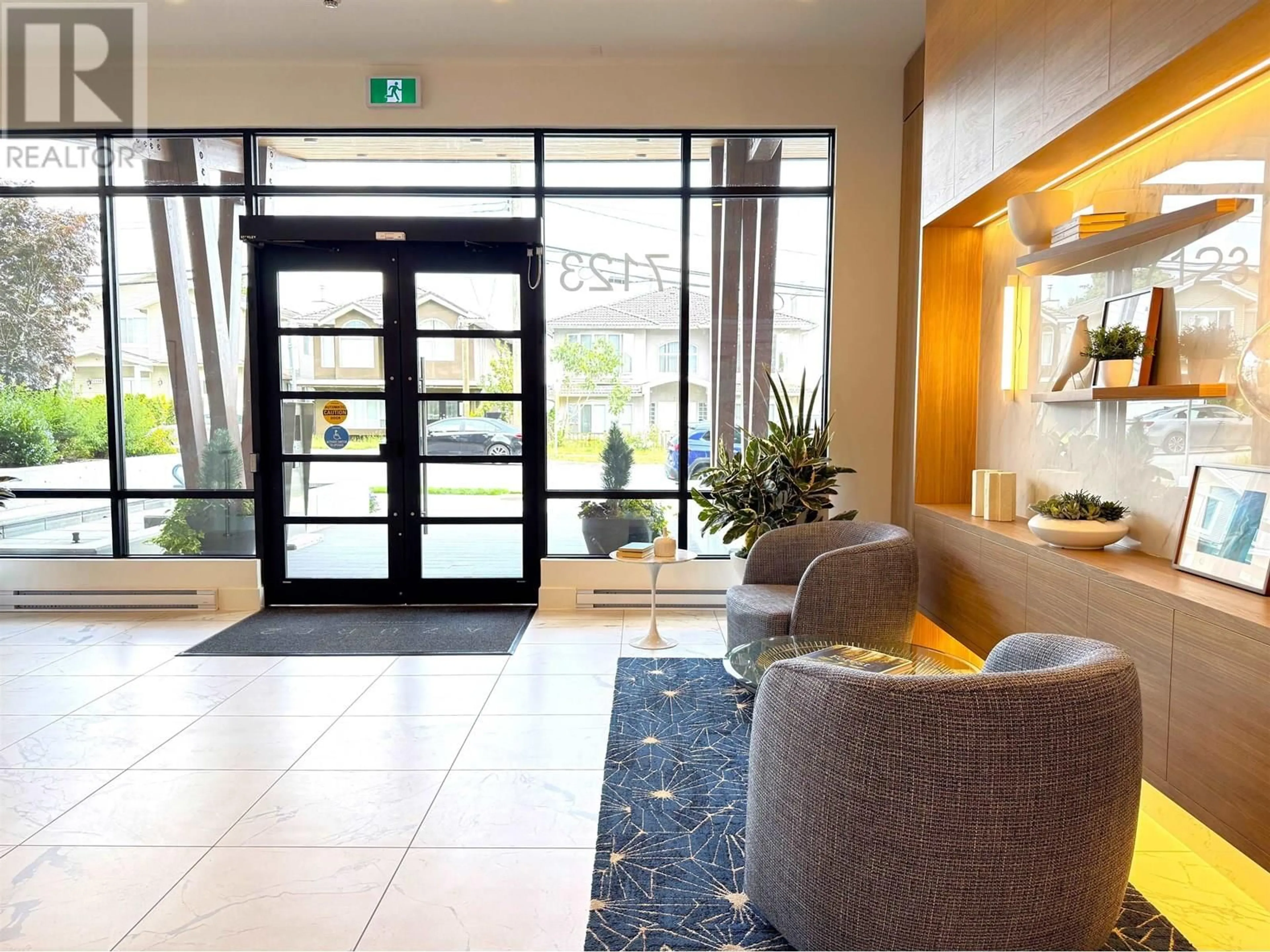 Indoor foyer for 202 - 7123 11TH AVENUE, Burnaby British Columbia V3N0J6