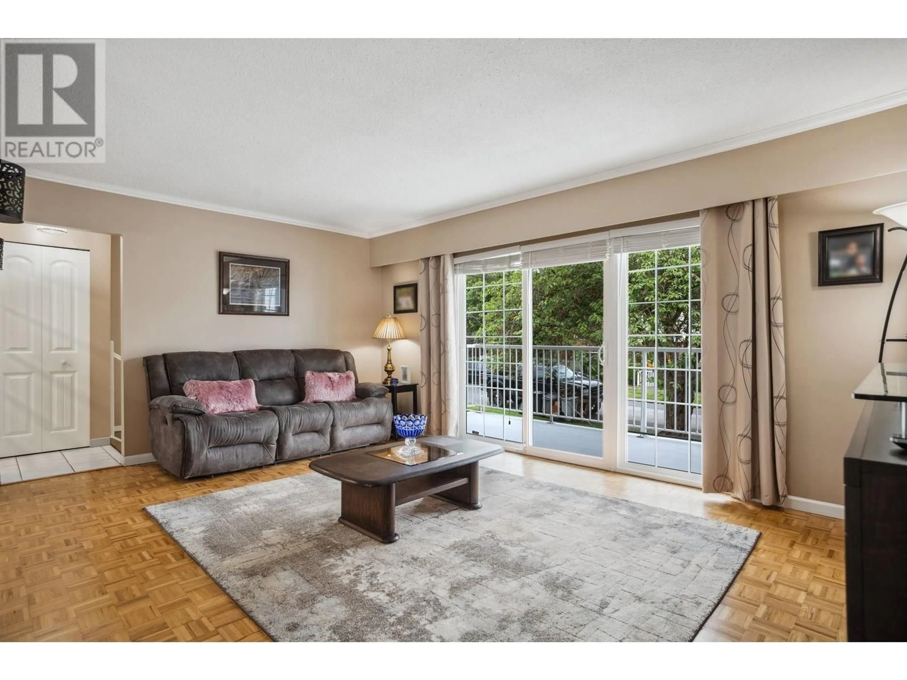 Living room with furniture, wood/laminate floor for 4975 MOSS STREET, Vancouver British Columbia V5R3T5