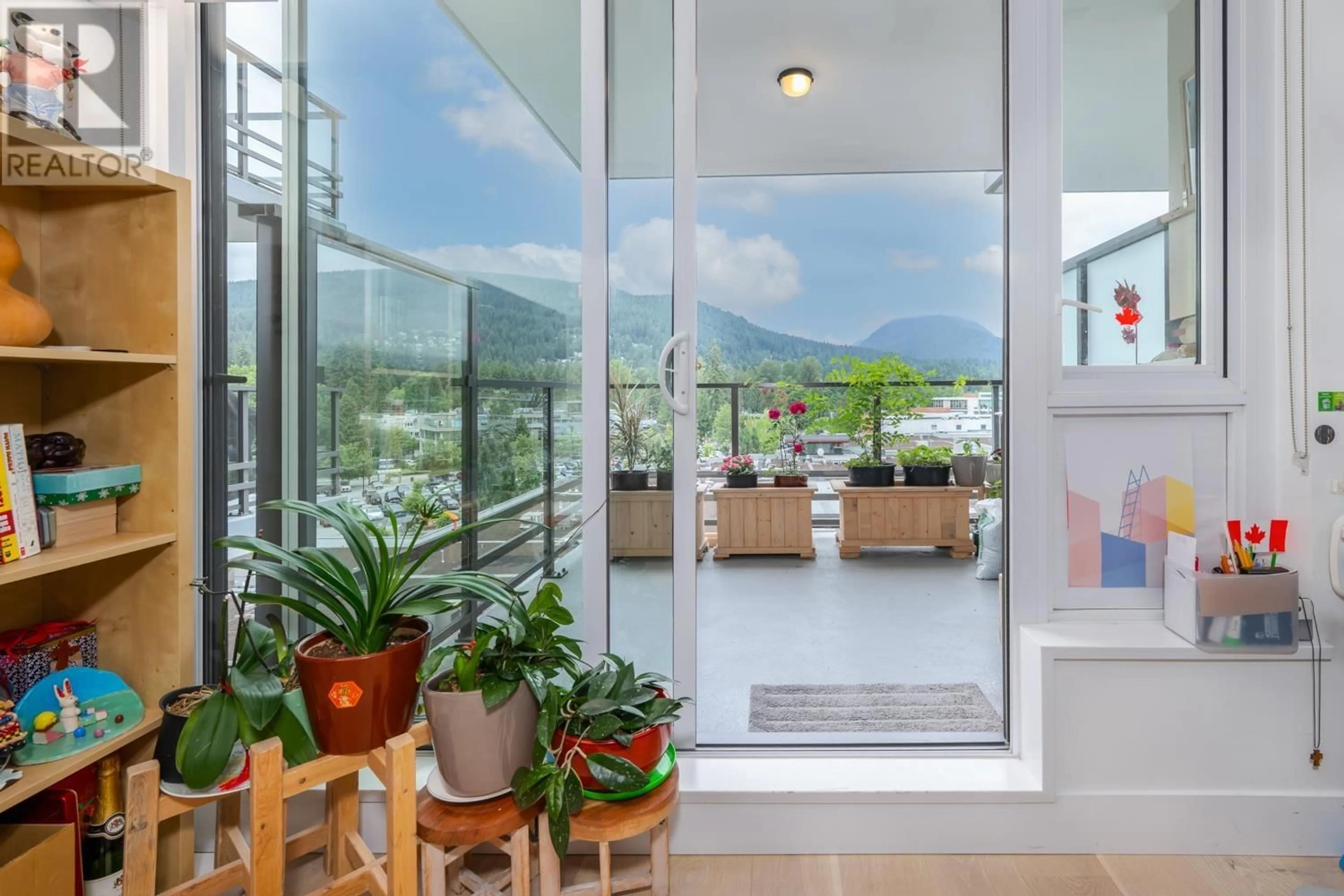 Indoor foyer for 510 - 2780 VALLEY CENTRE AVENUE, North Vancouver British Columbia V7J0C4