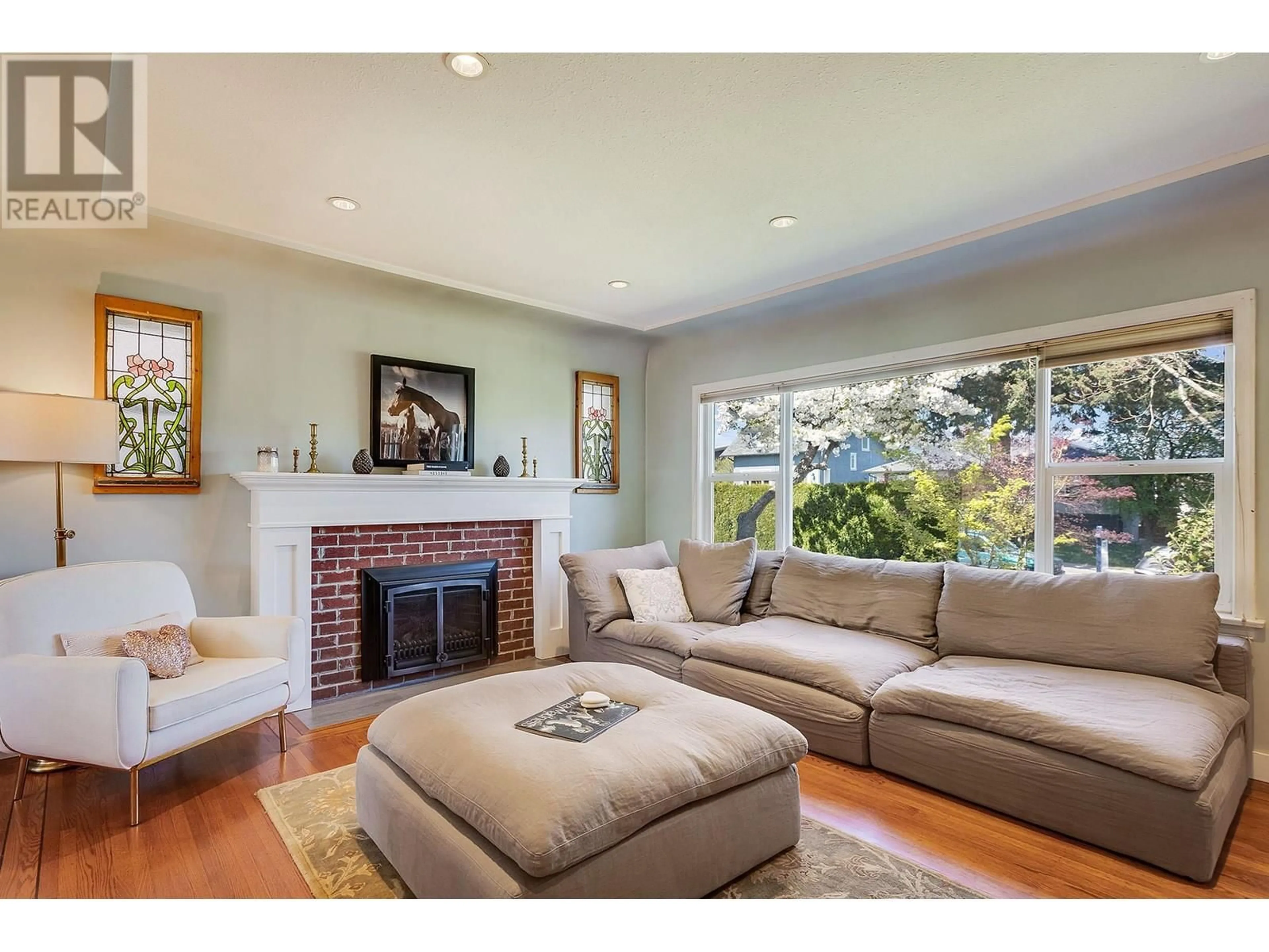 Living room with furniture, unknown for 4046 ETON STREET, Burnaby British Columbia V5C1J7