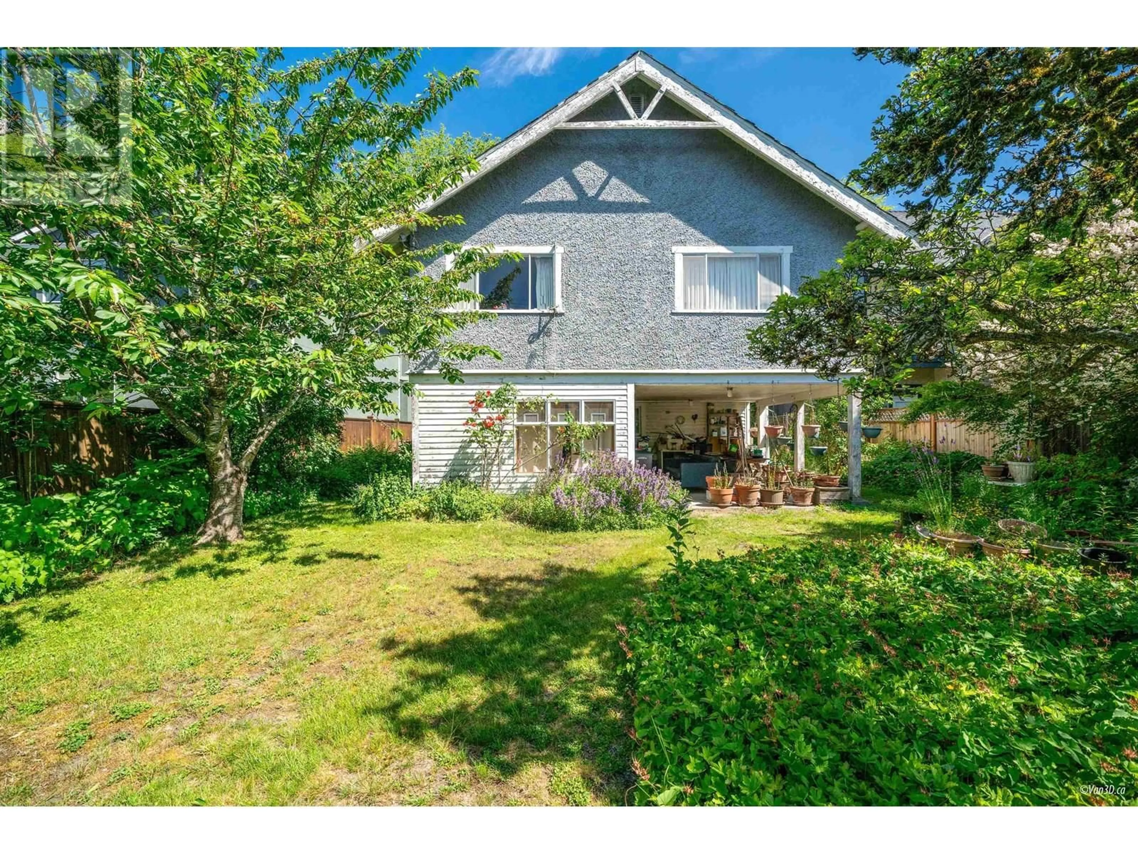 A pic from outside/outdoor area/front of a property/back of a property/a pic from drone, street for 3550 28TH AVENUE, Vancouver British Columbia V6S1S2