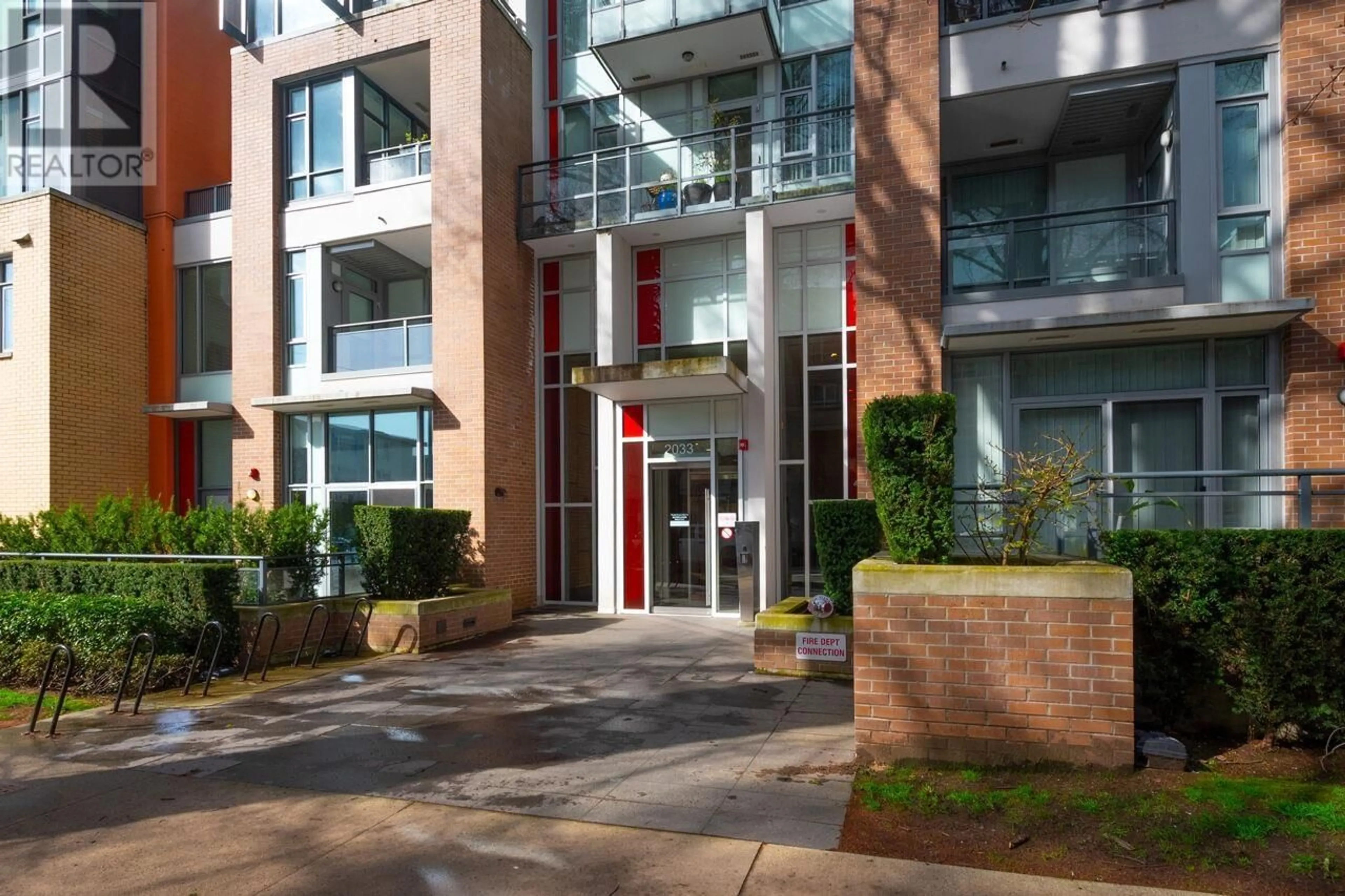 Indoor foyer for 2063 10TH AVENUE, Vancouver British Columbia V6J0H1