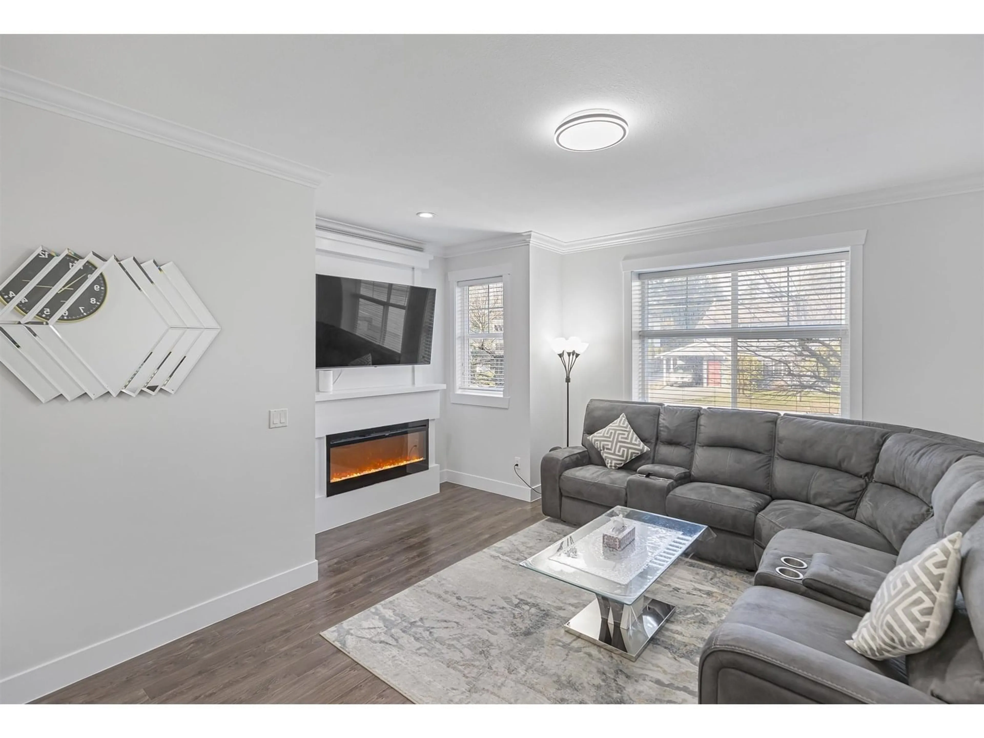 Living room with furniture, wood/laminate floor for 6 - 33860 MARSHALL, Abbotsford British Columbia V2S0E8