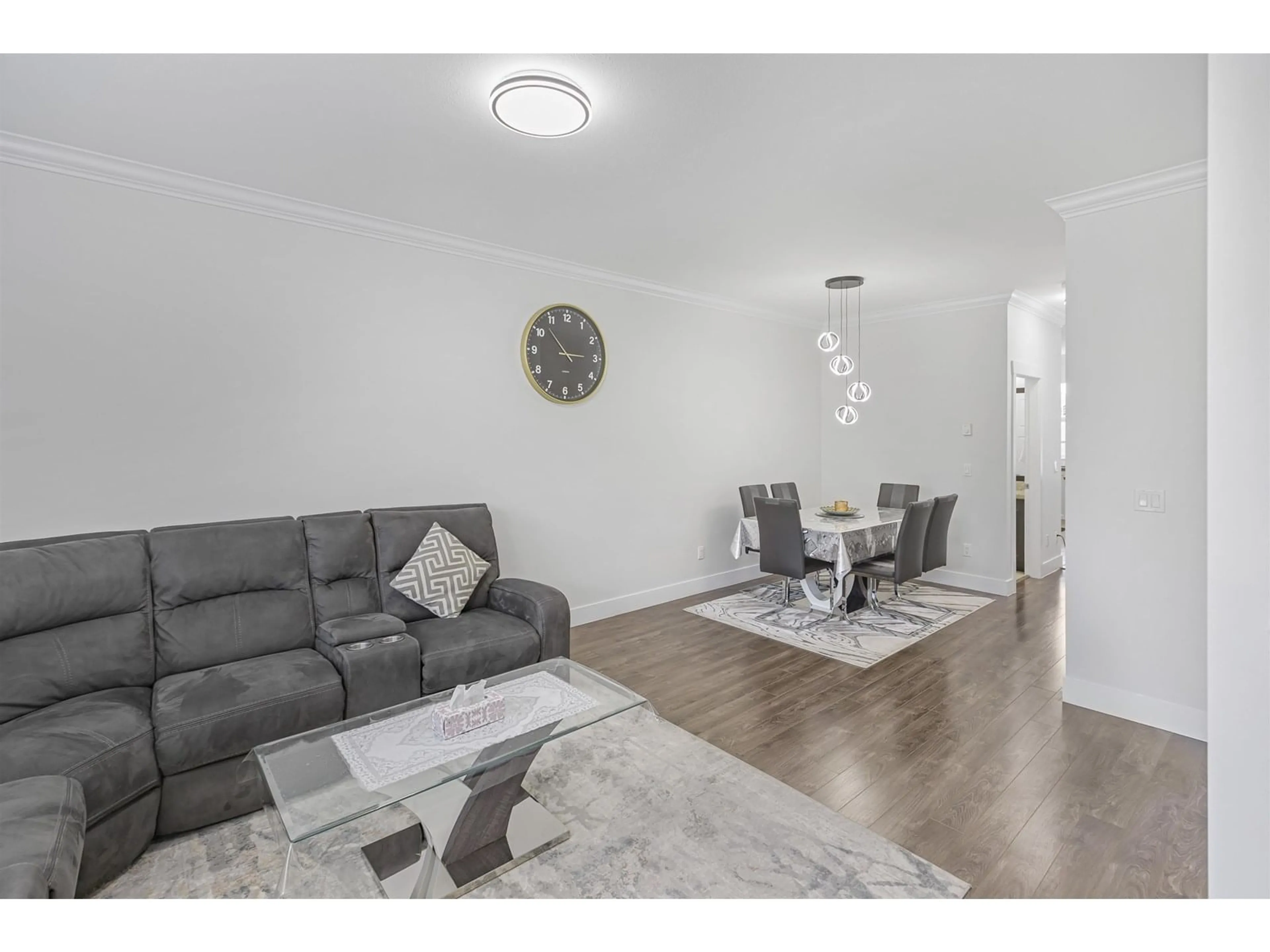 Living room with furniture, wood/laminate floor for 6 - 33860 MARSHALL, Abbotsford British Columbia V2S0E8