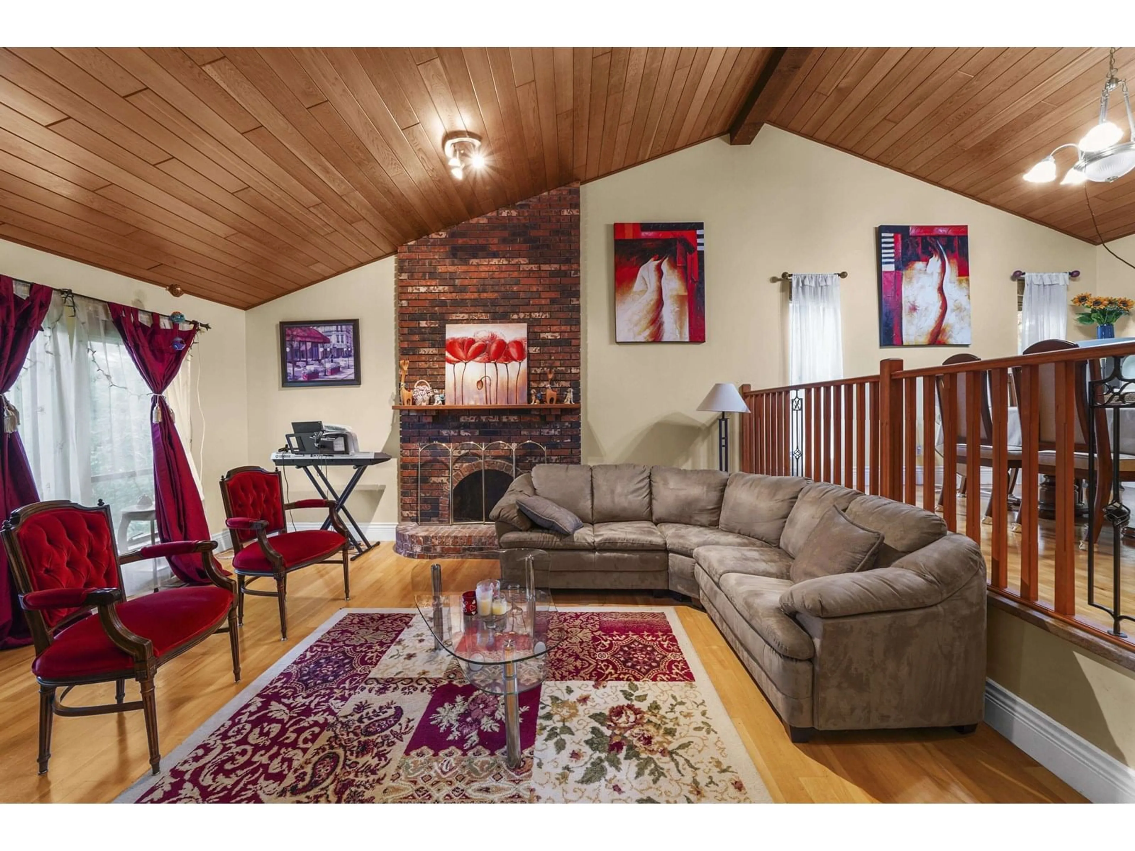 Living room with furniture, wood/laminate floor for 15667 98A, Surrey British Columbia V4N2W5