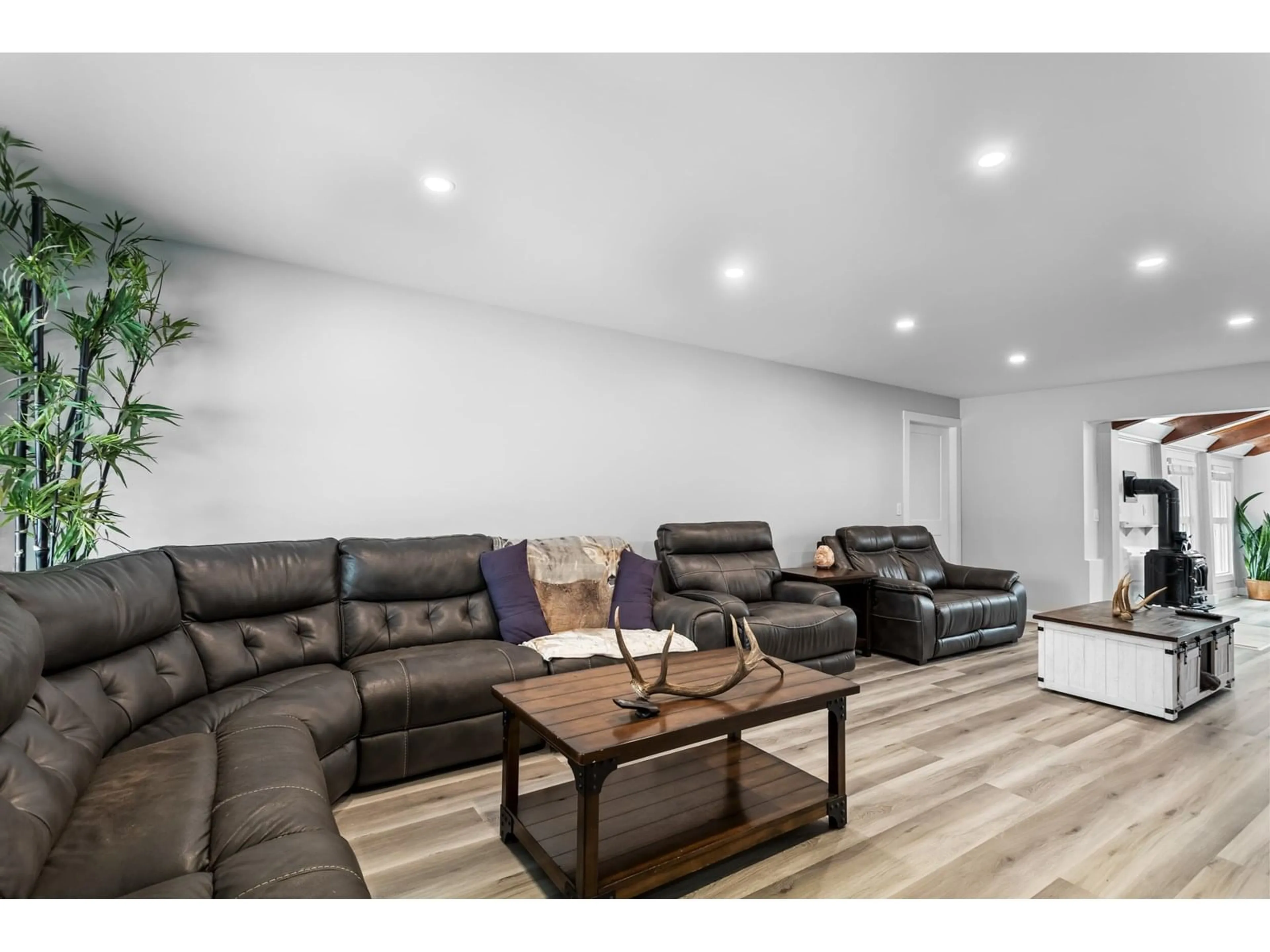 Living room with furniture, wood/laminate floor for 1265 231, Langley British Columbia V2Z2X1