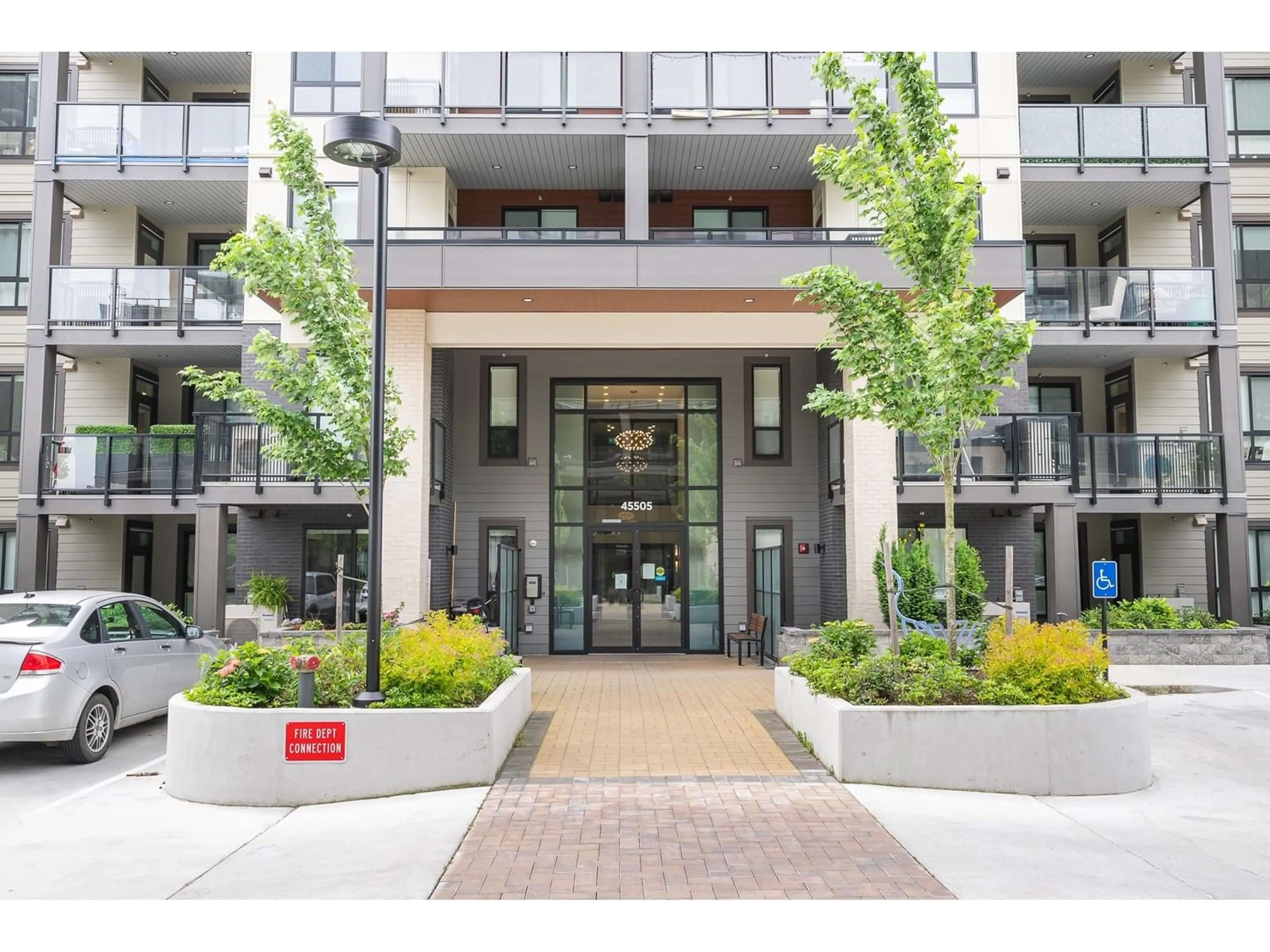Indoor foyer for 312 - 45505 CAMPUS DRIVE, Chilliwack British Columbia V2R6L2