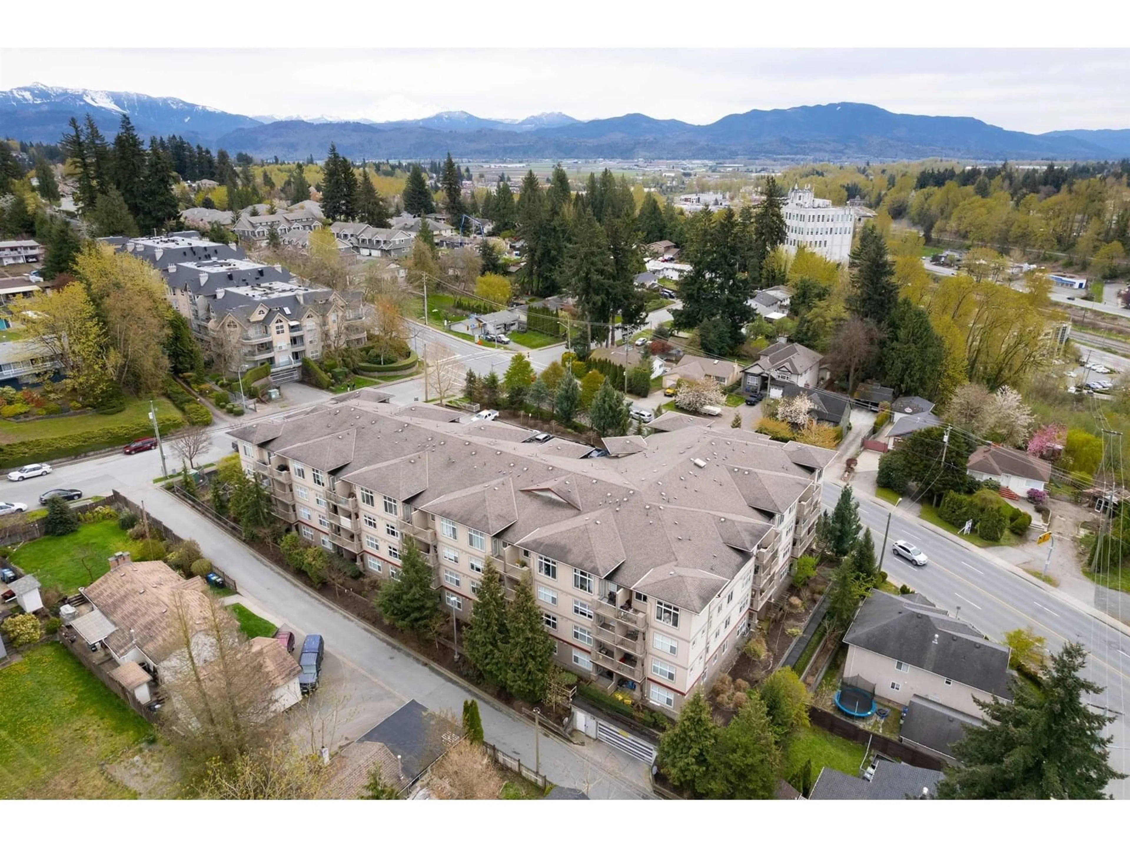 A pic from outside/outdoor area/front of a property/back of a property/a pic from drone, mountain view for 310 - 2515 PARK, Abbotsford British Columbia V2S0B2