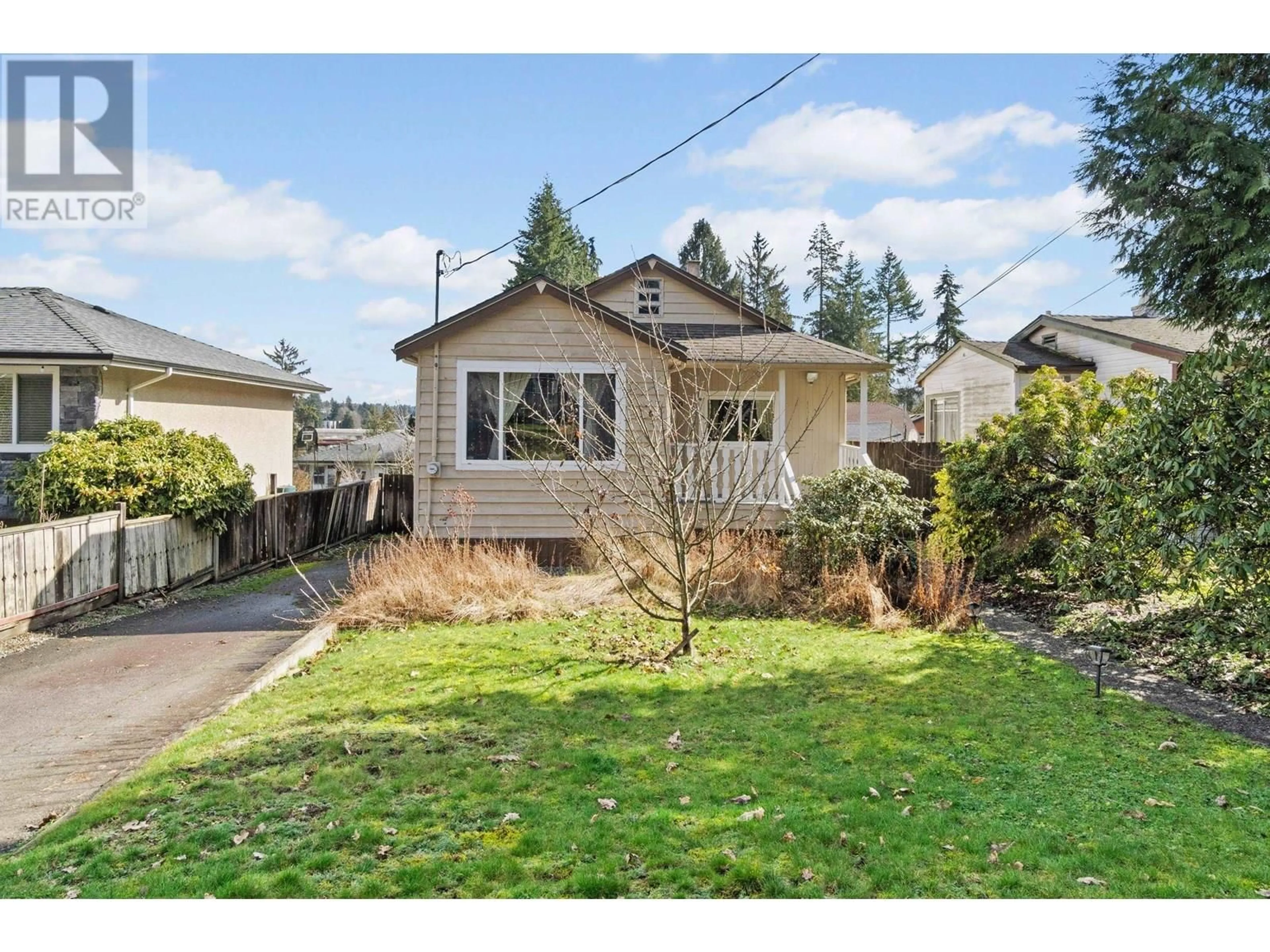 Home with vinyl exterior material, street for 570 COLBY STREET, New Westminster British Columbia V3L3Z1