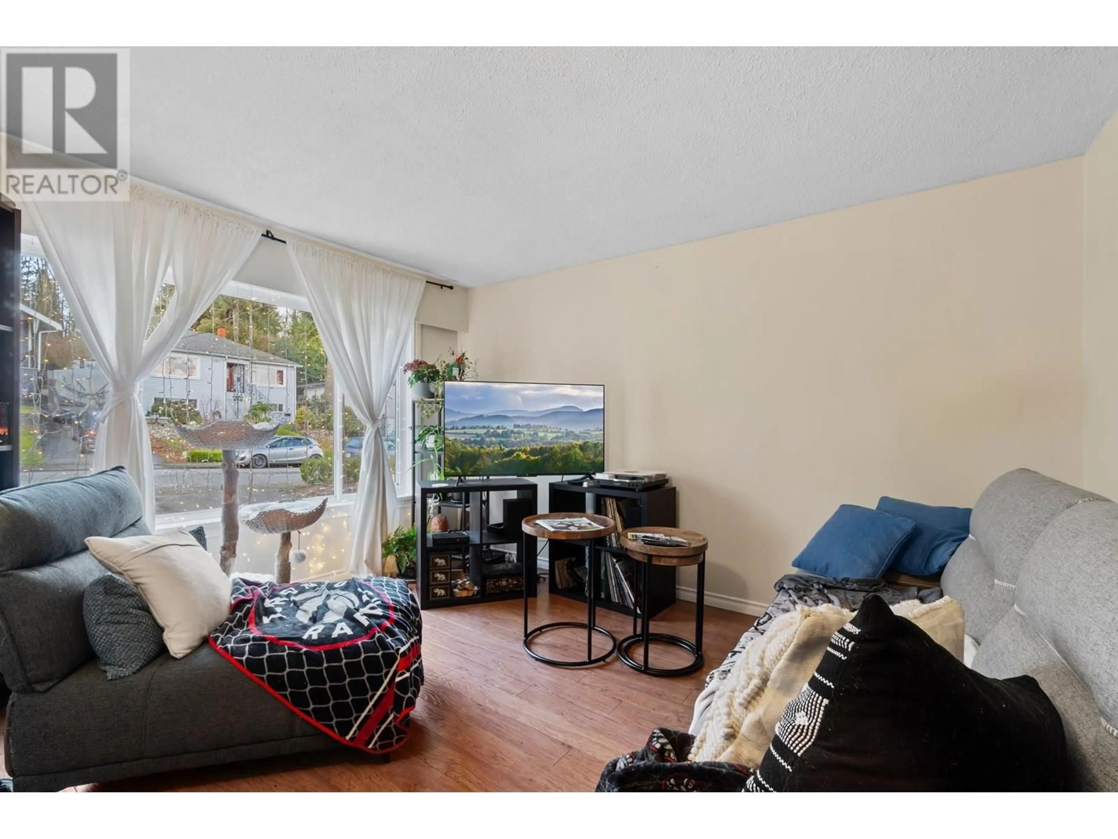 Living room with furniture, unknown for 570 COLBY STREET, New Westminster British Columbia V3L3Z1