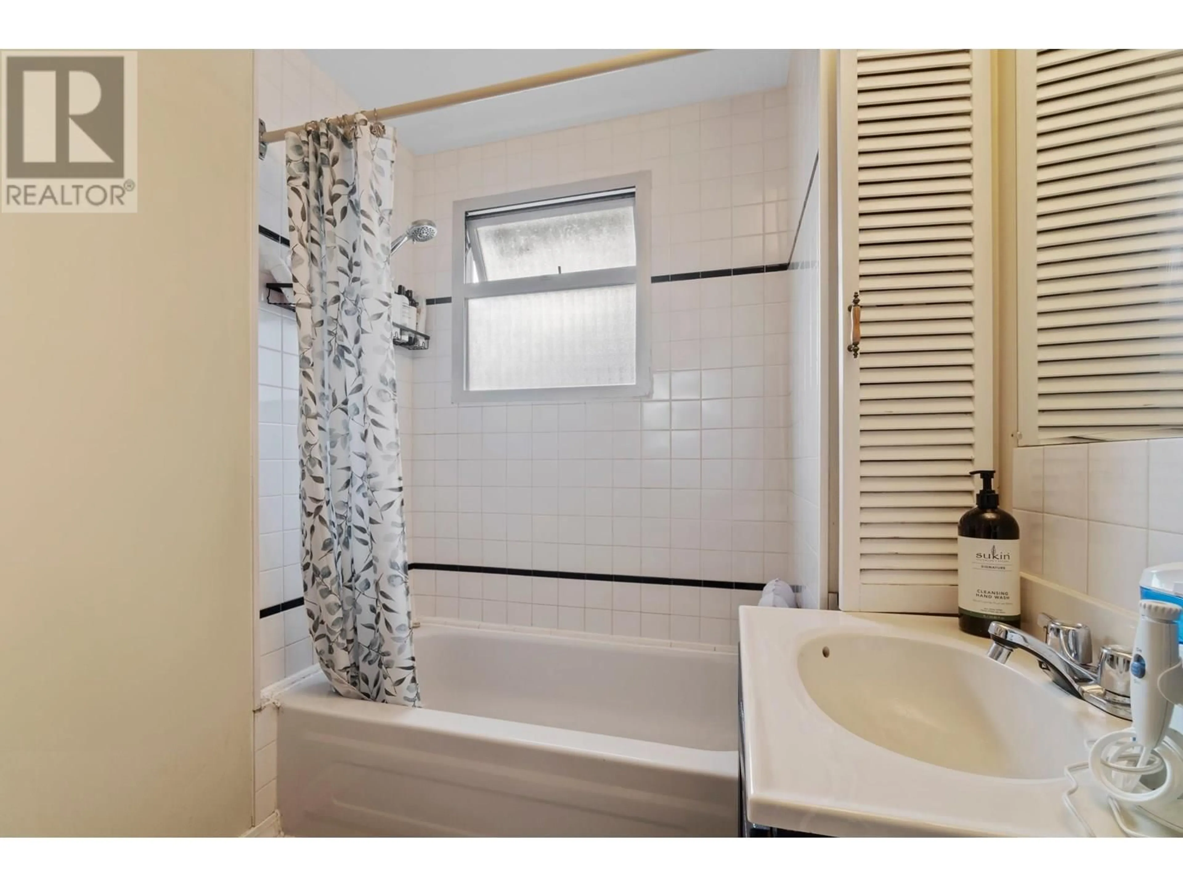 Standard bathroom, ceramic/tile floor for 570 COLBY STREET, New Westminster British Columbia V3L3Z1