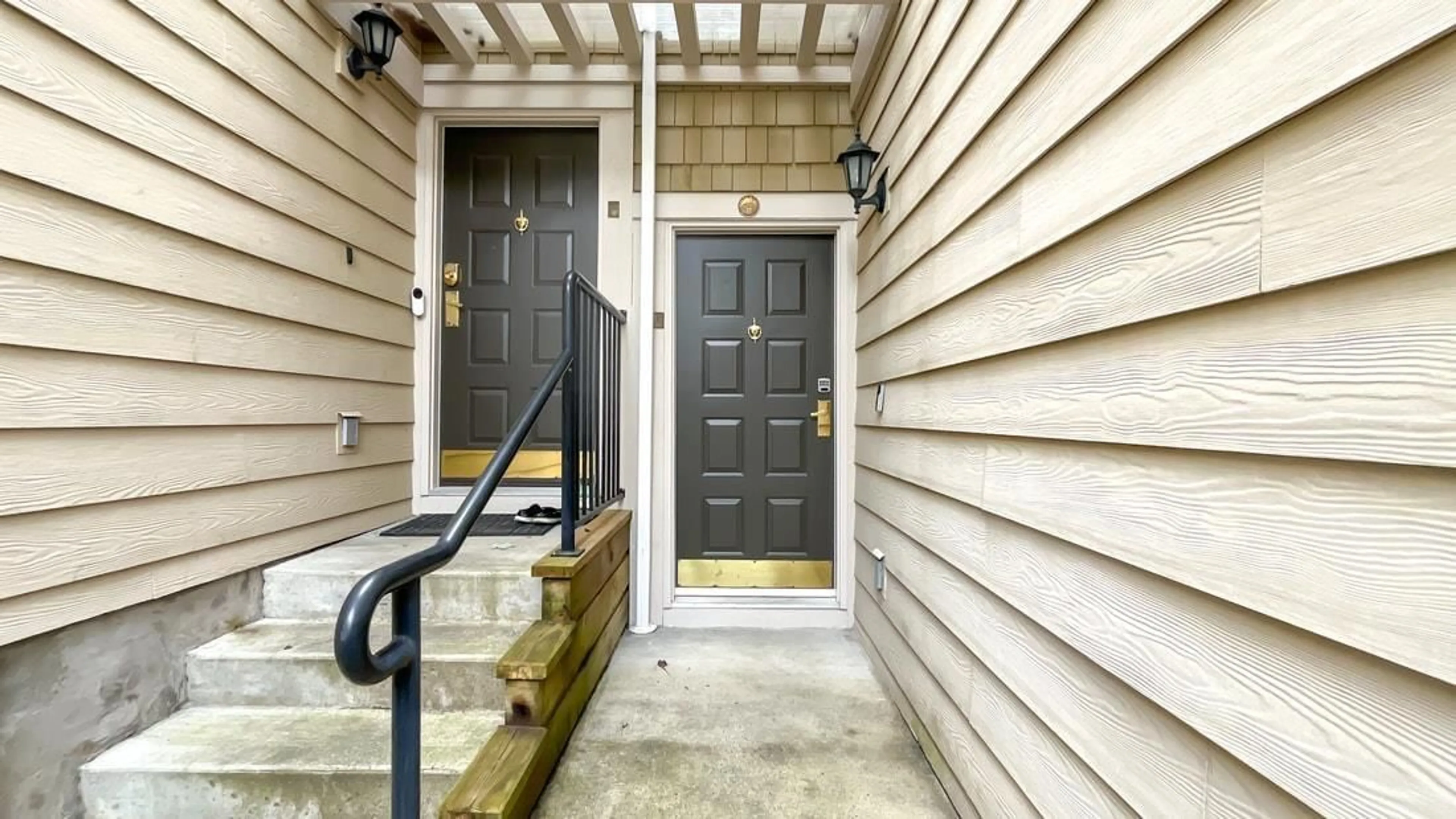 Indoor entryway for 3 - 2588 152, Surrey British Columbia V4P3H9