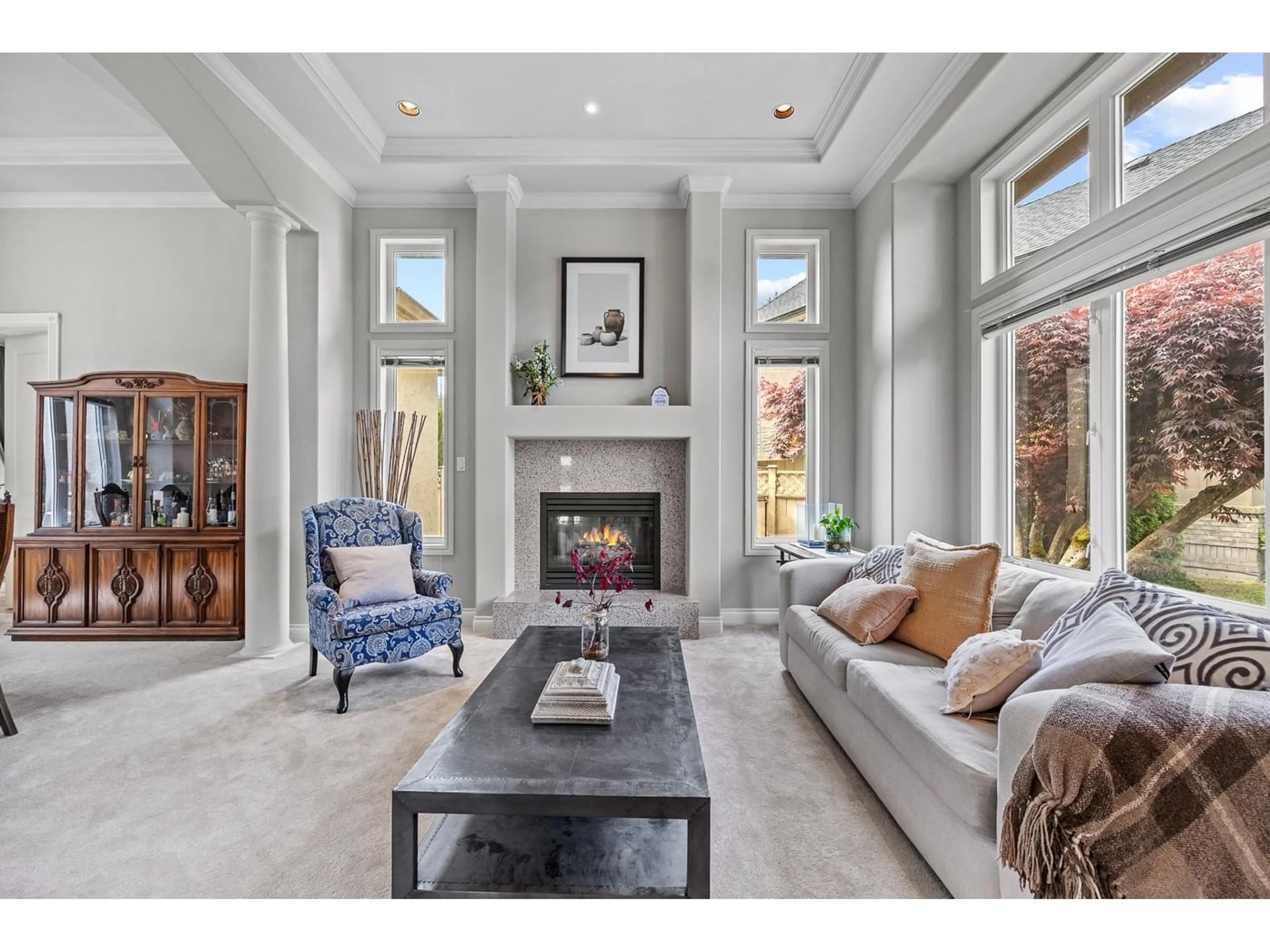 Living room with furniture, ceramic/tile floor for 13638 23, Surrey British Columbia V4A9V1