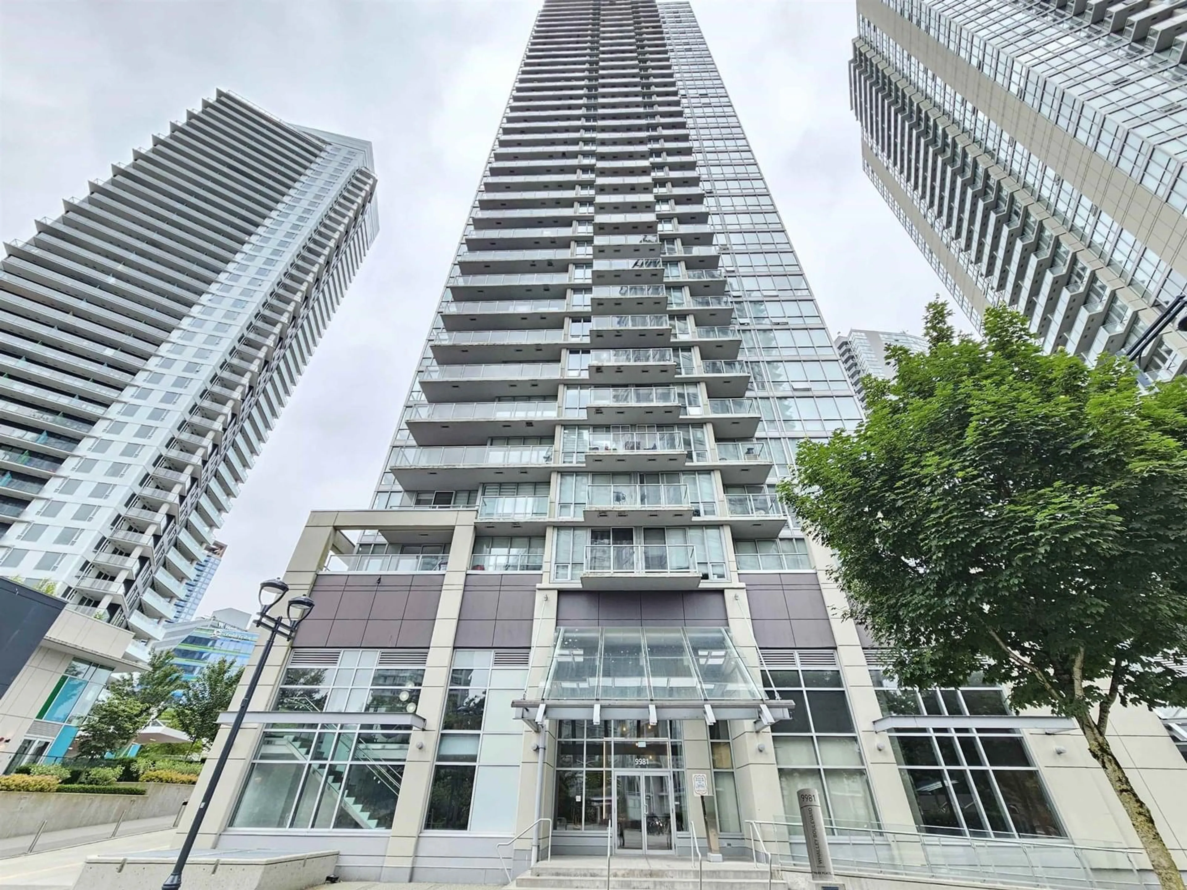 Indoor foyer for 3303 - 9981 WHALLEY, Surrey British Columbia V3T0G6