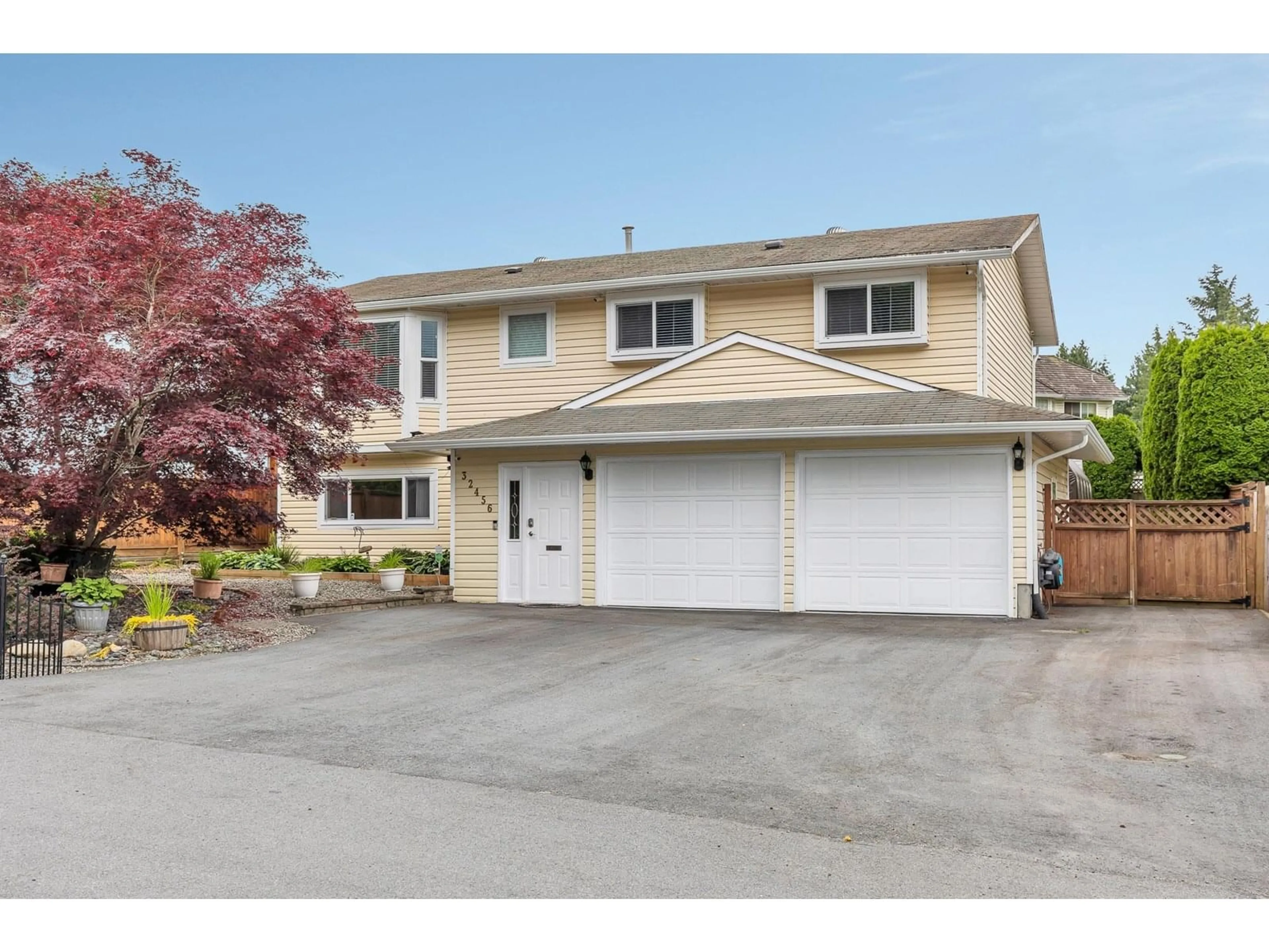 Home with vinyl exterior material, street for 32456 14TH, Mission British Columbia V2V2N7