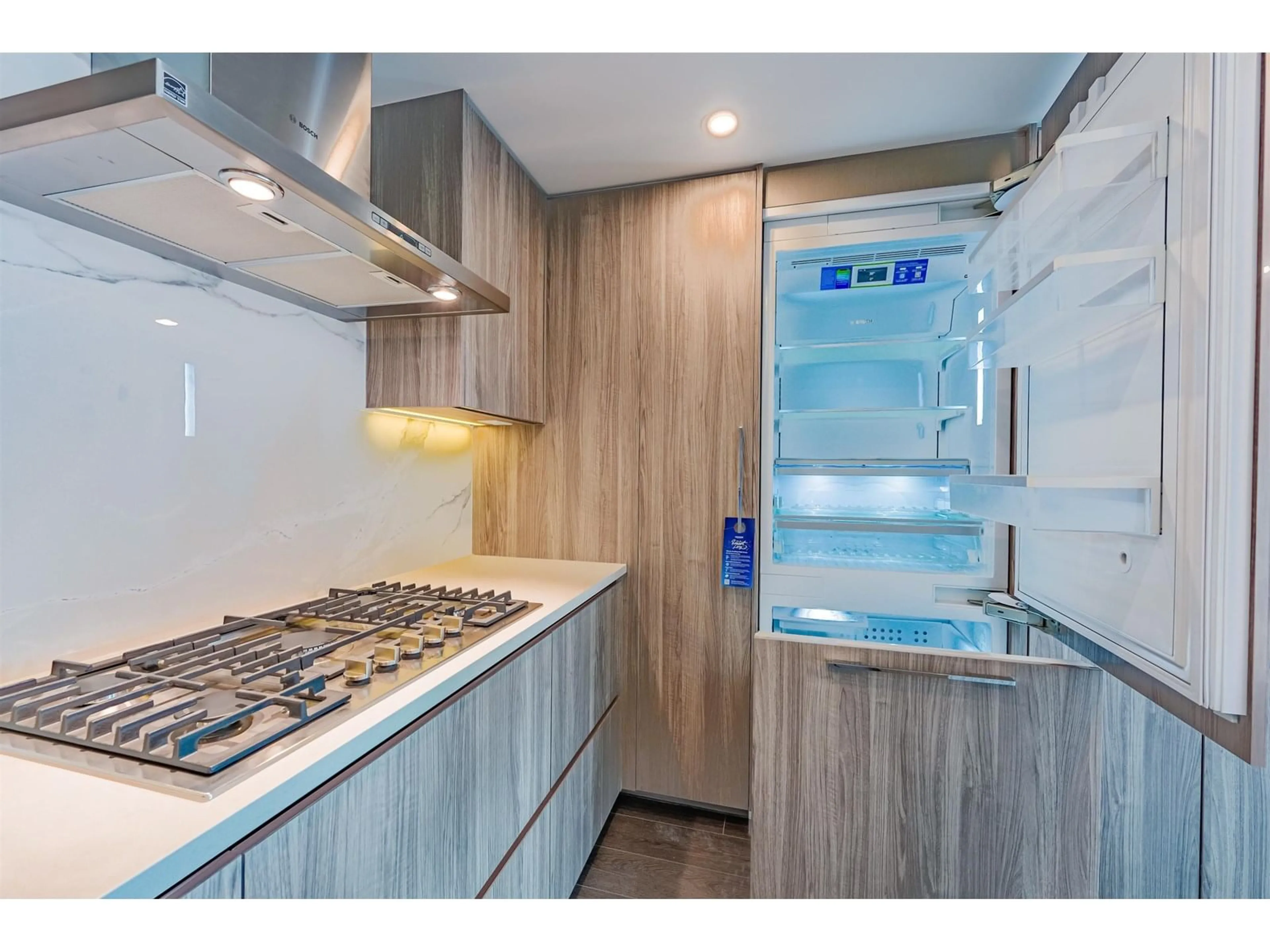 Standard kitchen, unknown for 2608 - 13768 100, Surrey British Columbia V3T0V2