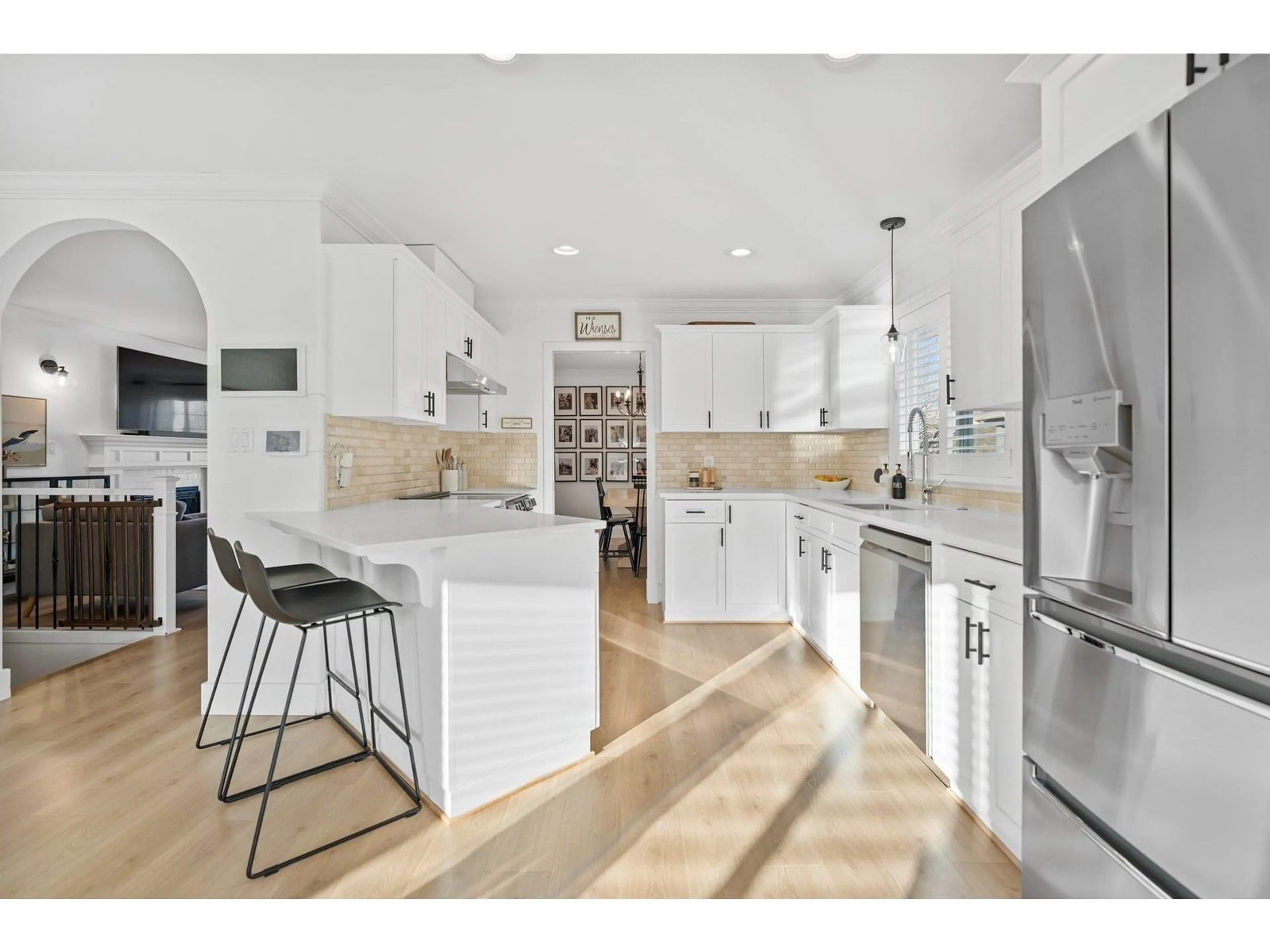 Open concept kitchen, ceramic/tile floor for 27222 27, Langley British Columbia V4W3Y8