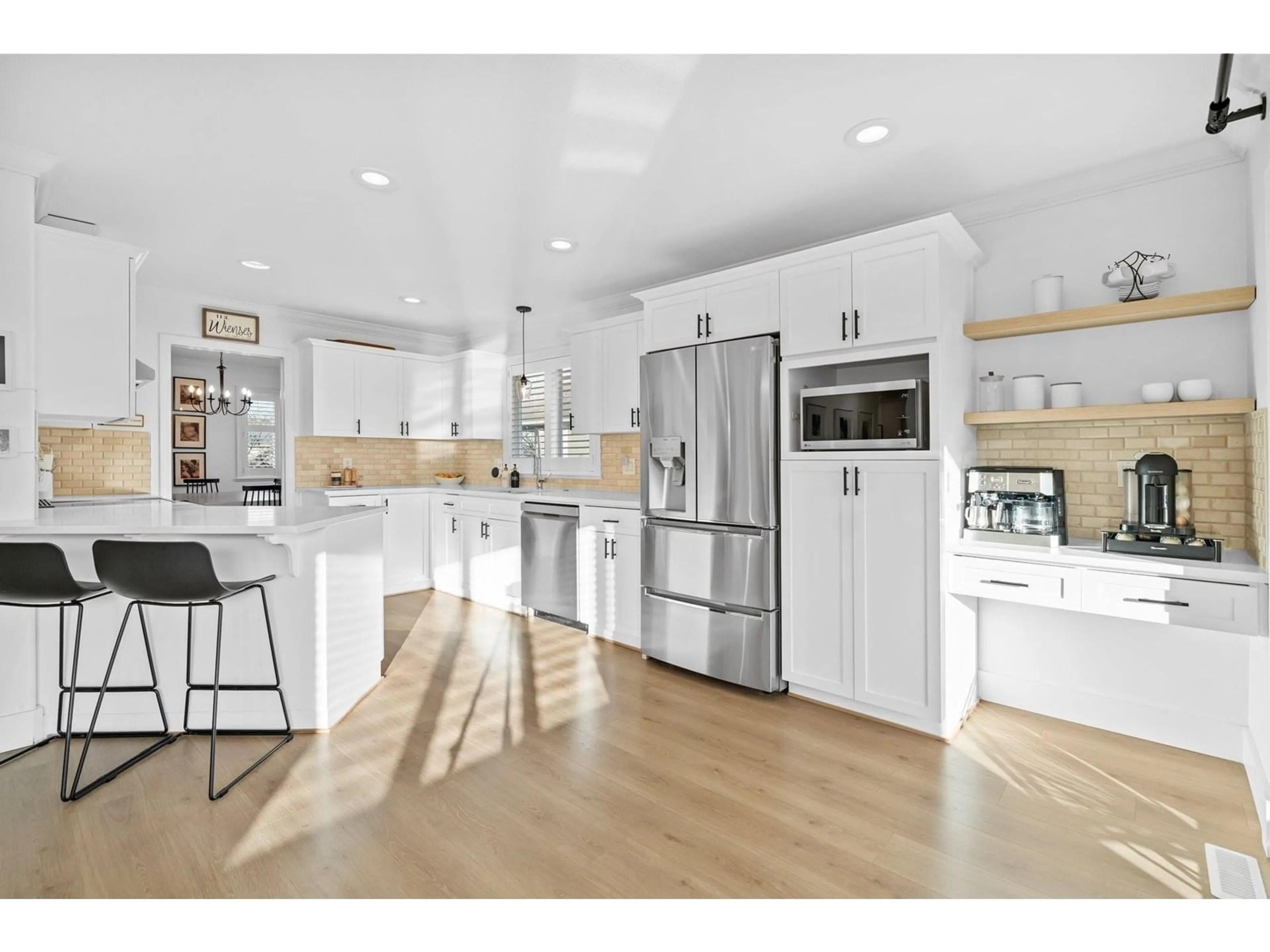 Open concept kitchen, wood/laminate floor for 27222 27, Langley British Columbia V4W3Y8