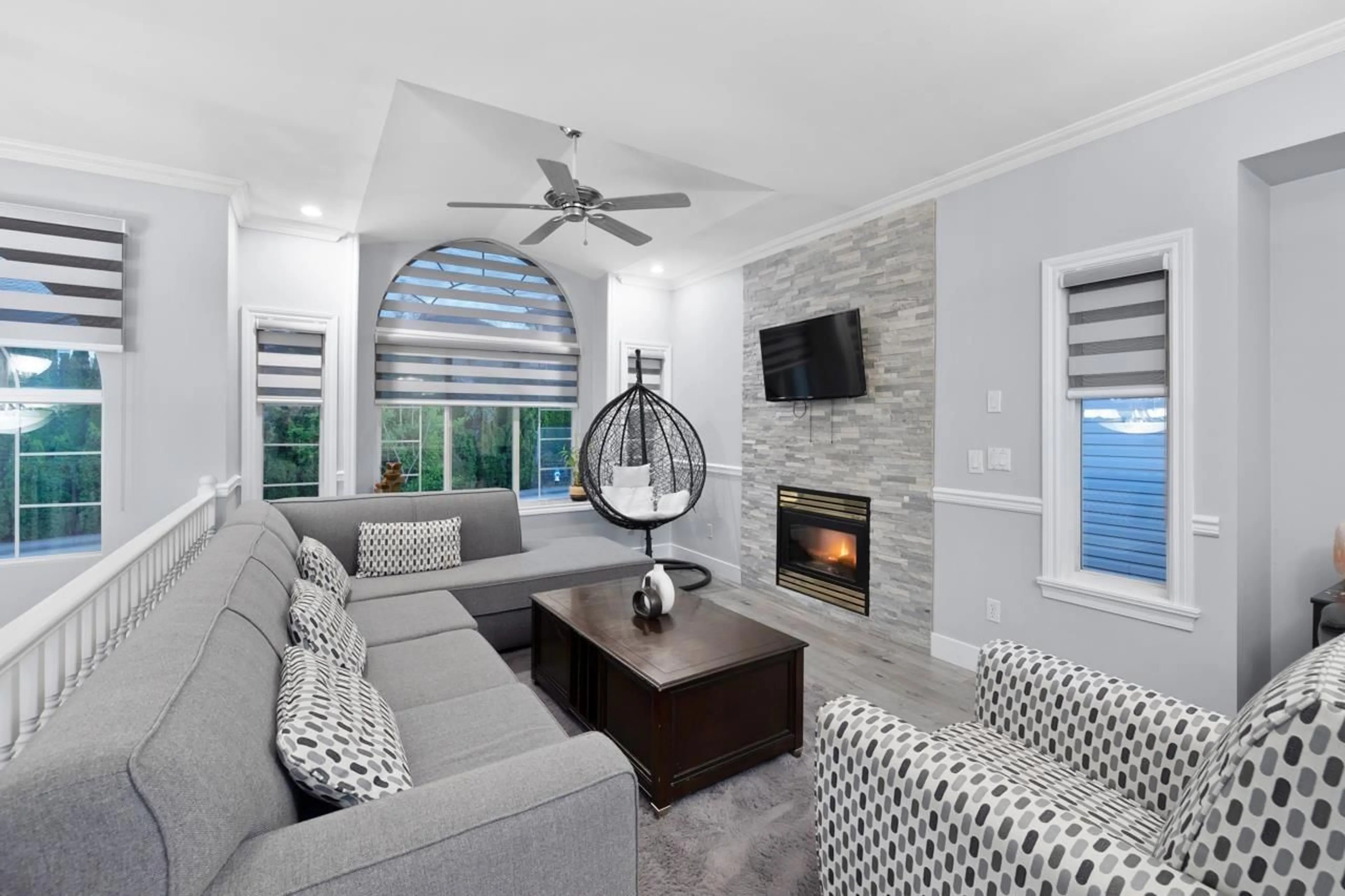 Living room with furniture, ceramic/tile floor for 31551 BLUERIDGE, Abbotsford British Columbia V2T6S6