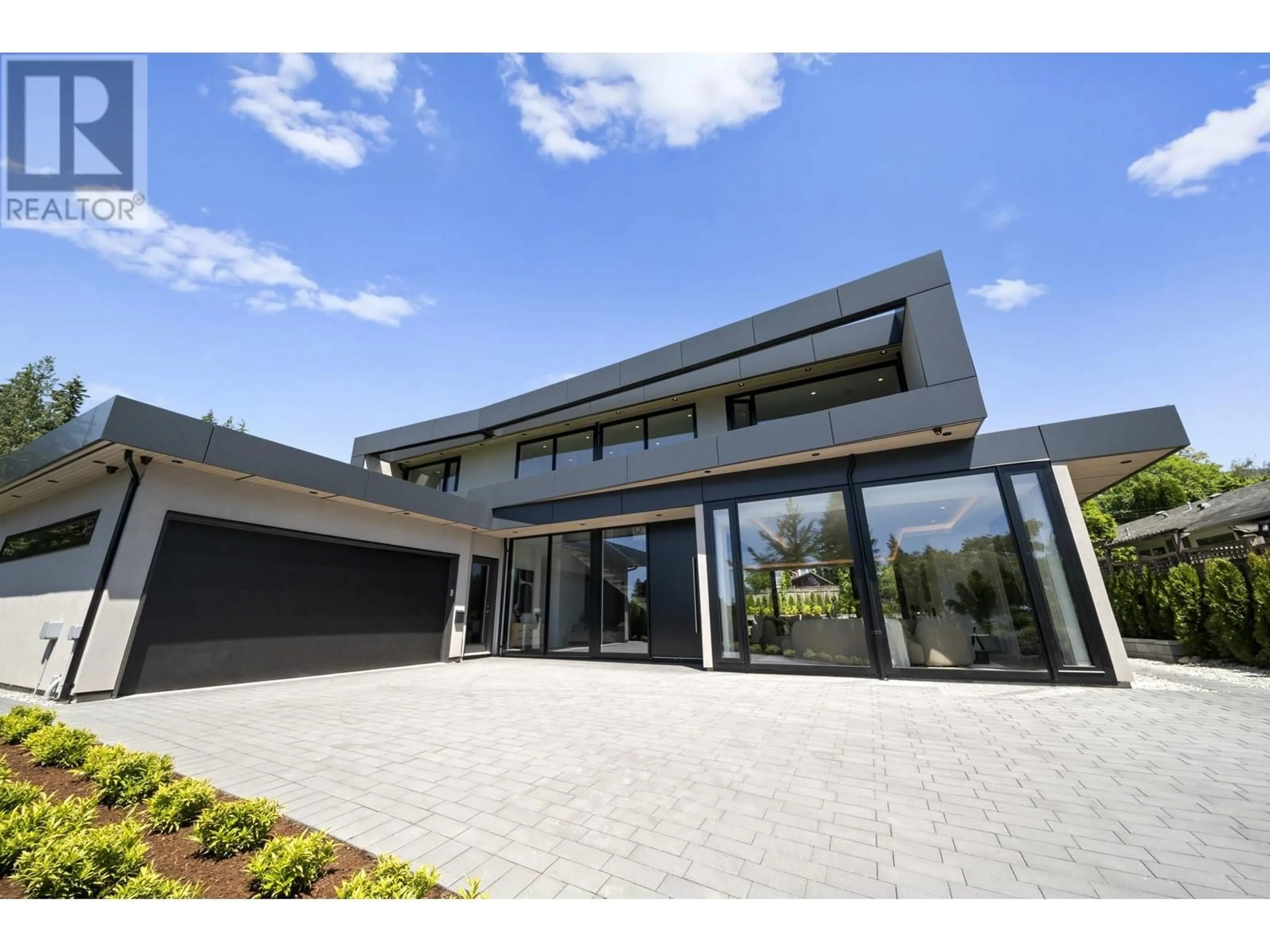 Indoor foyer for 680 WESTHYDE PLACE, North Vancouver British Columbia V7N2Y4
