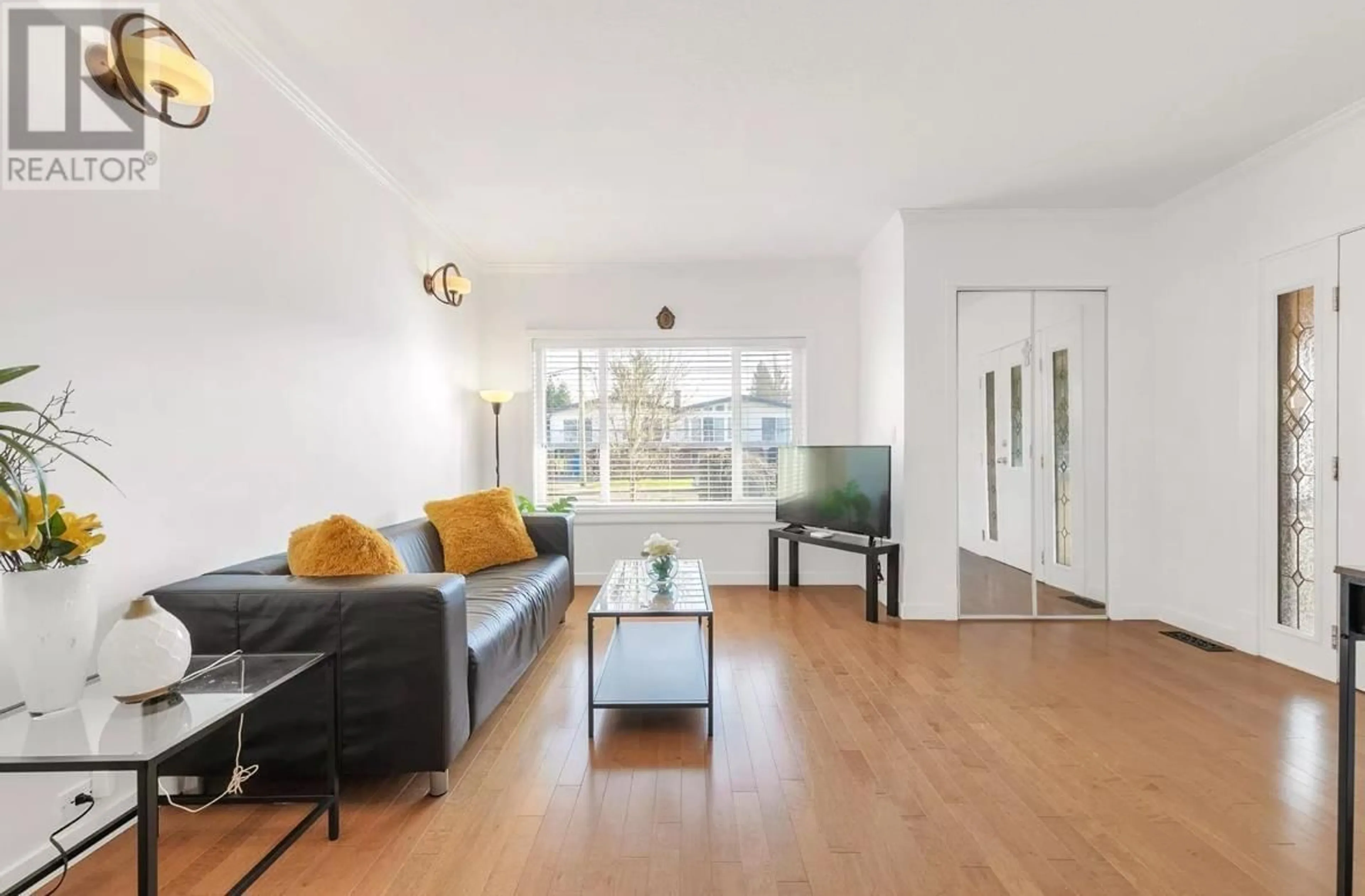 Living room with furniture, wood/laminate floor for 3865 FIR STREET, Burnaby British Columbia V5G2A6