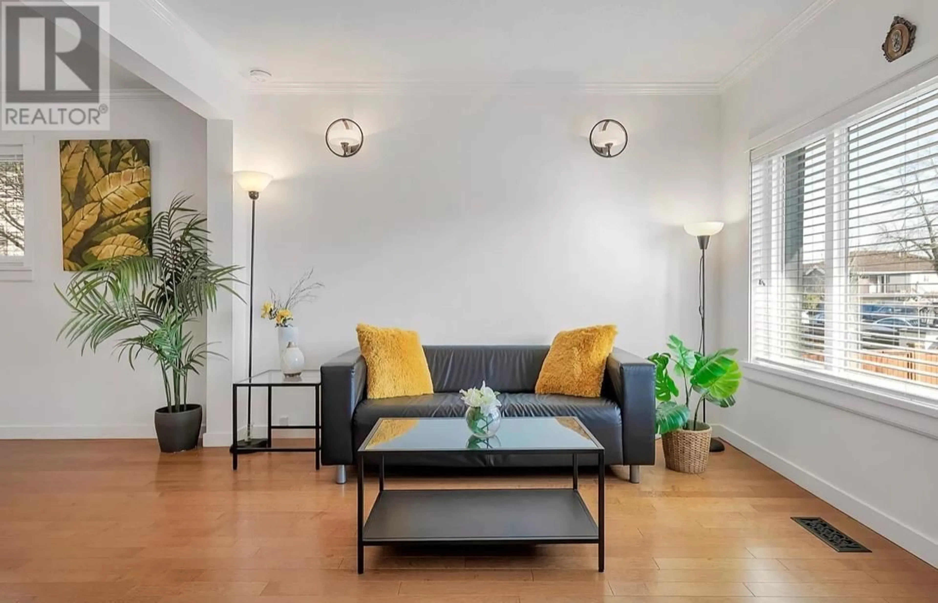 Living room with furniture, unknown for 3865 FIR STREET, Burnaby British Columbia V5G2A6