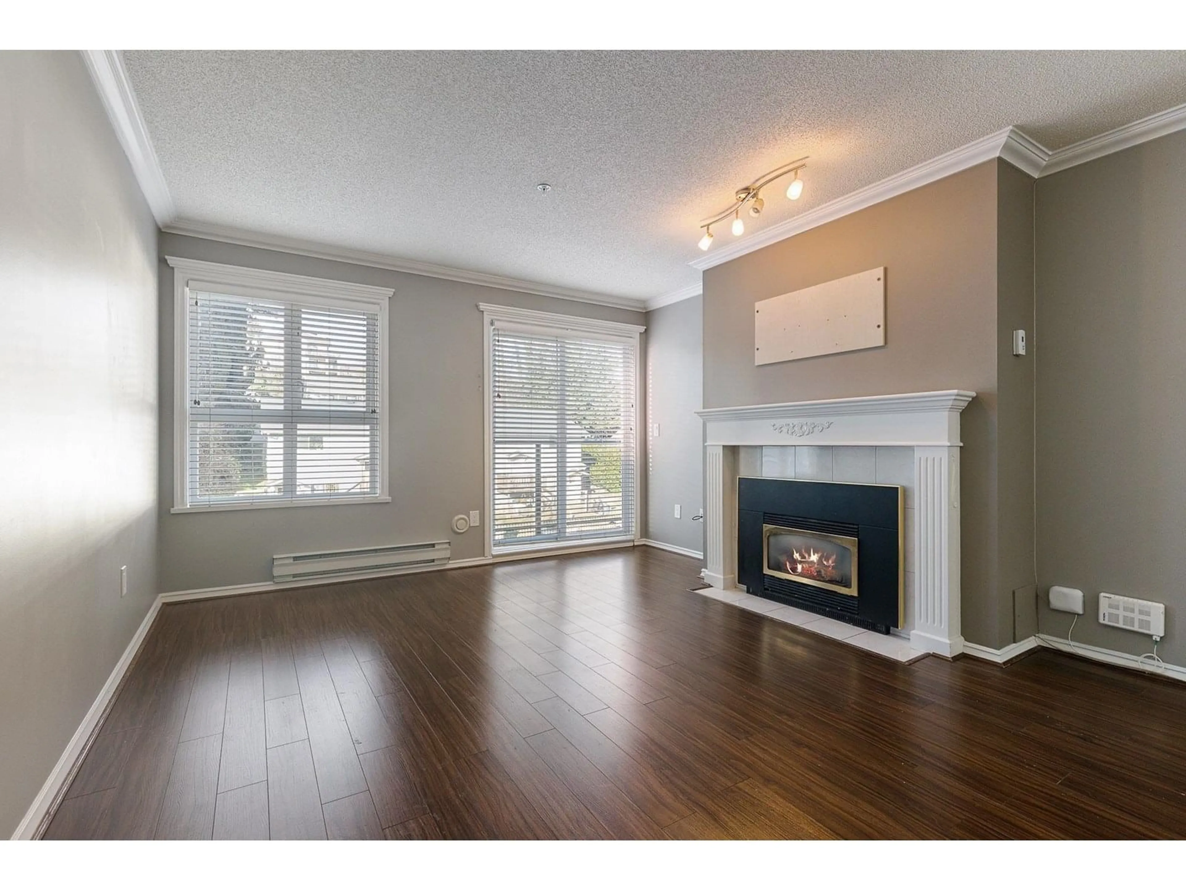 Living room with furniture, wood/laminate floor for 417 - 33165 2ND, Mission British Columbia V2V6T8