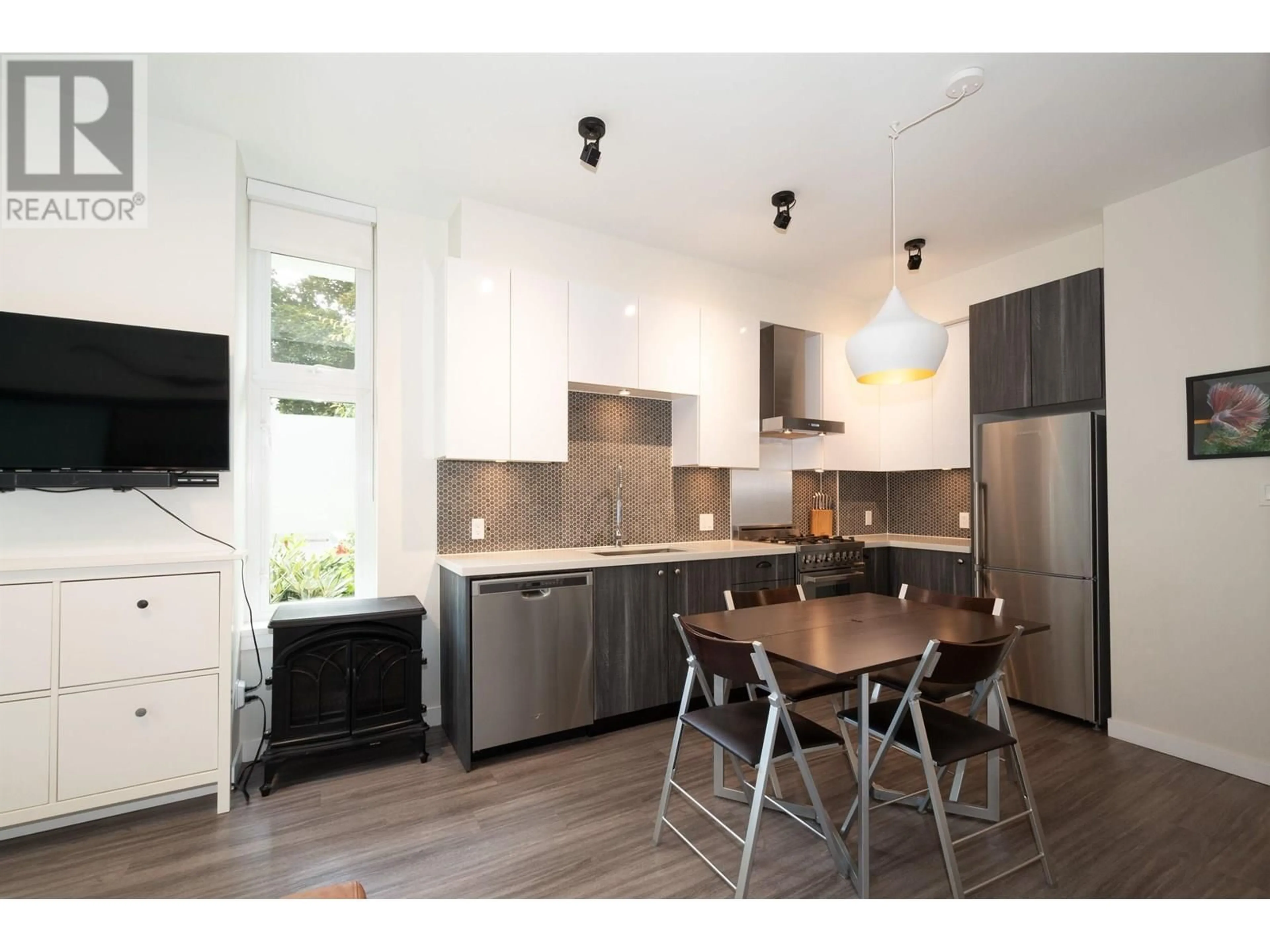 Open concept kitchen, wood/laminate floor for 108 - 311 6TH AVENUE, Vancouver British Columbia V5T0G9