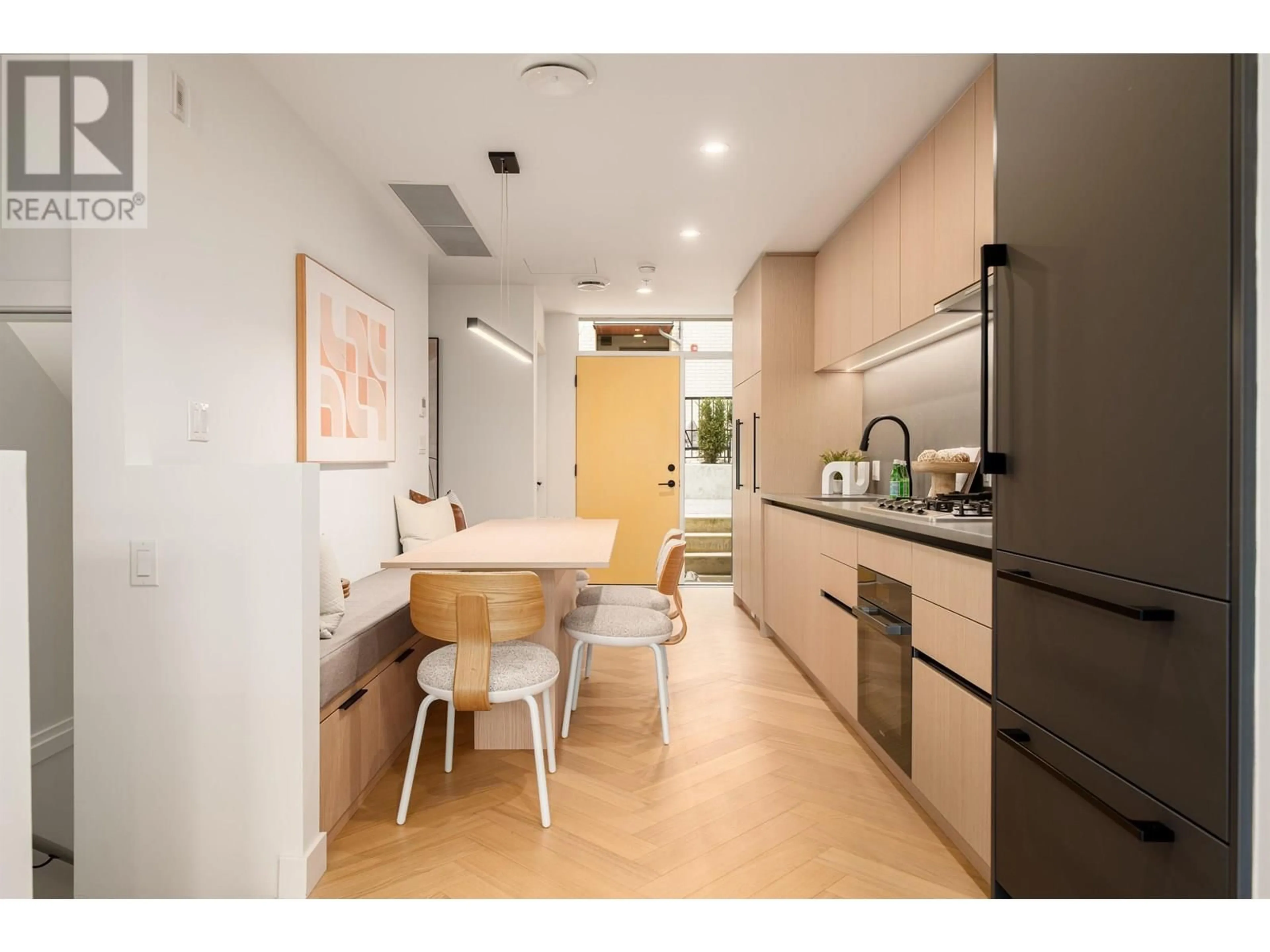 Open concept kitchen, wood/laminate floor for 14 - 6778 OAK STREET, Vancouver British Columbia V6P0L2