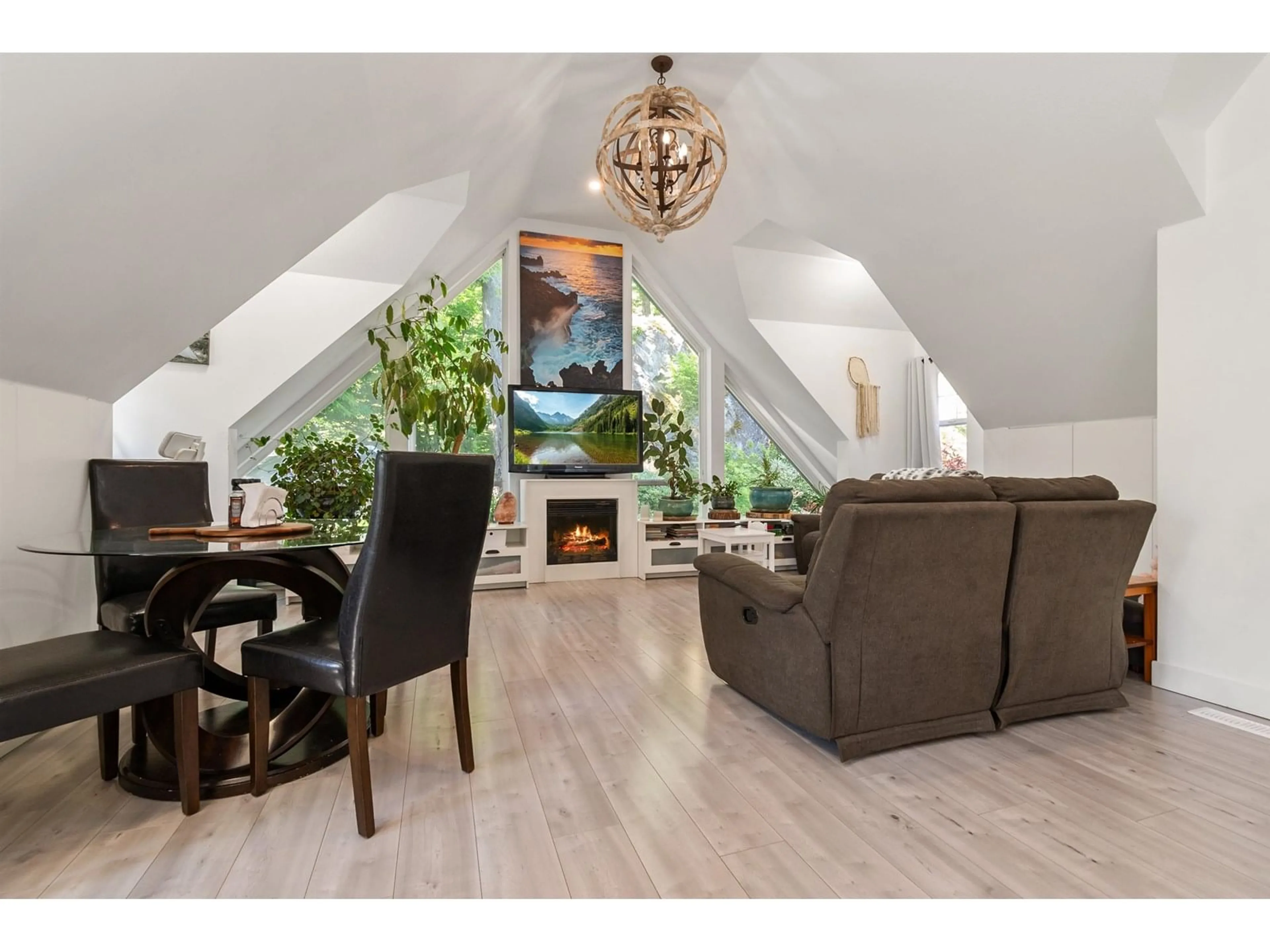 Living room with furniture, wood/laminate floor for 3599 LOUGHEED HIGHWAY, Agassiz British Columbia V0M1A1