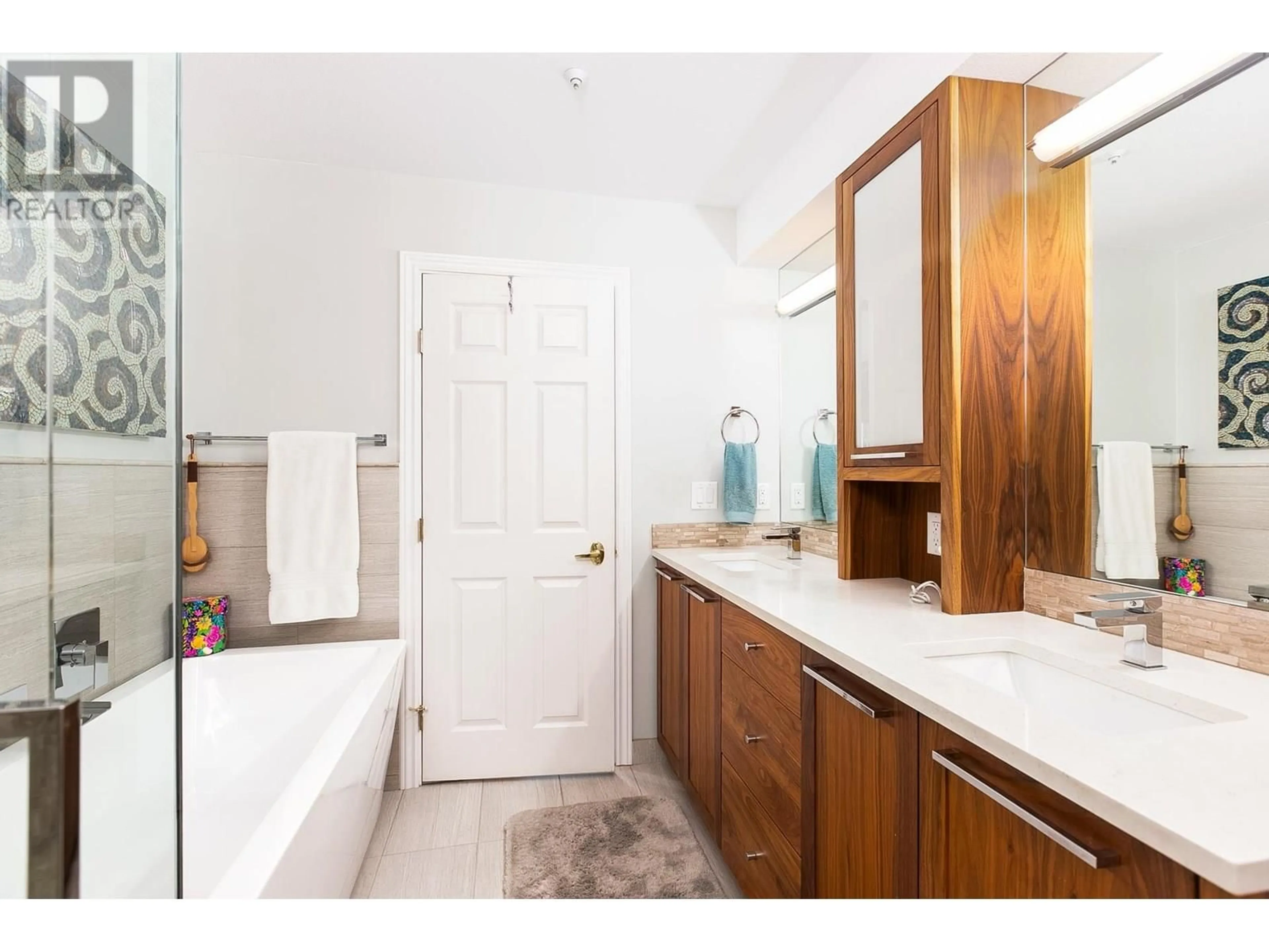 Standard bathroom, ceramic/tile floor for TH D - 1133 29TH STREET, North Vancouver British Columbia V7K1C3