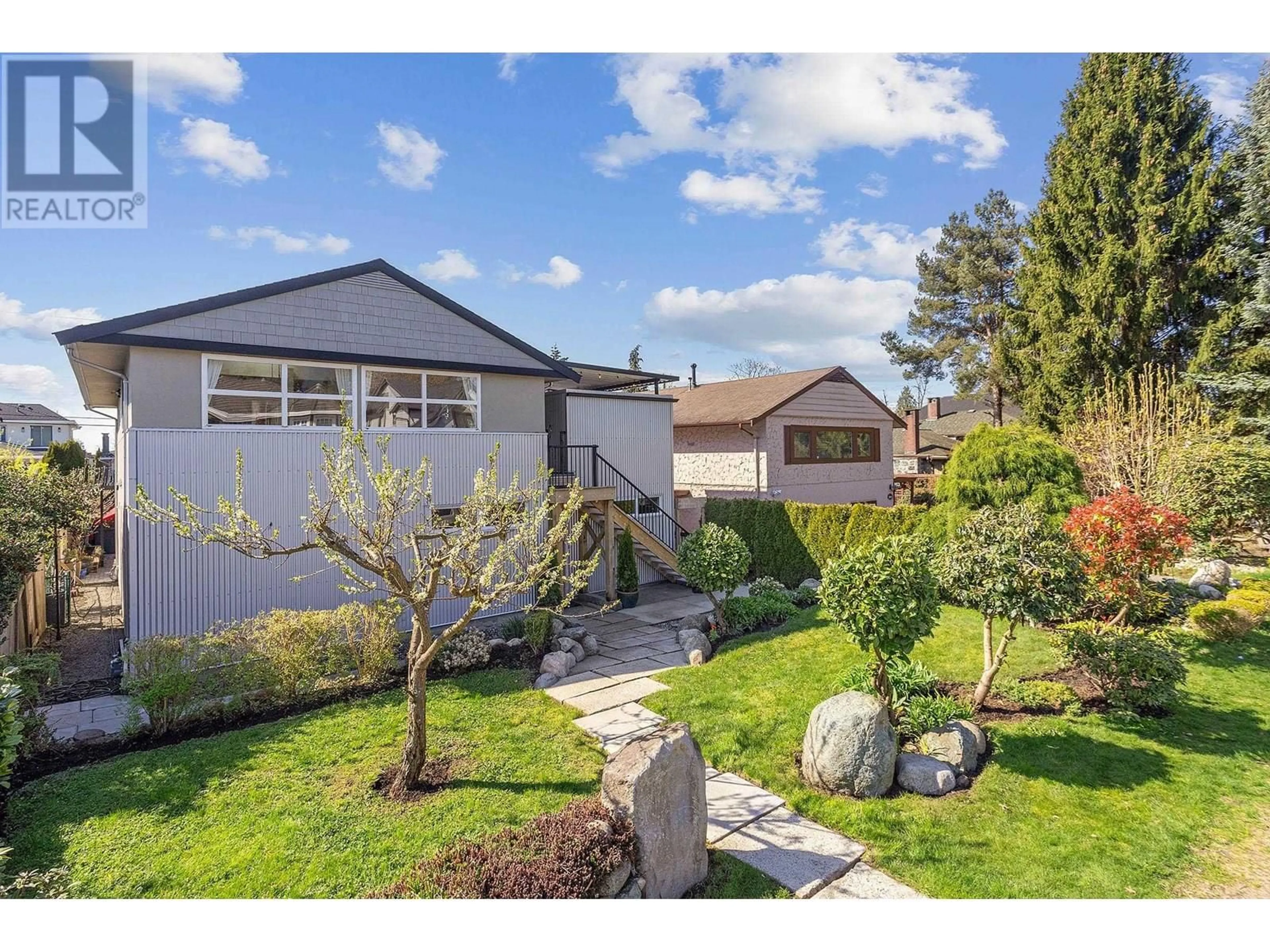 A pic from outside/outdoor area/front of a property/back of a property/a pic from drone, street for 329 19TH STREET, North Vancouver British Columbia V7L2Z4