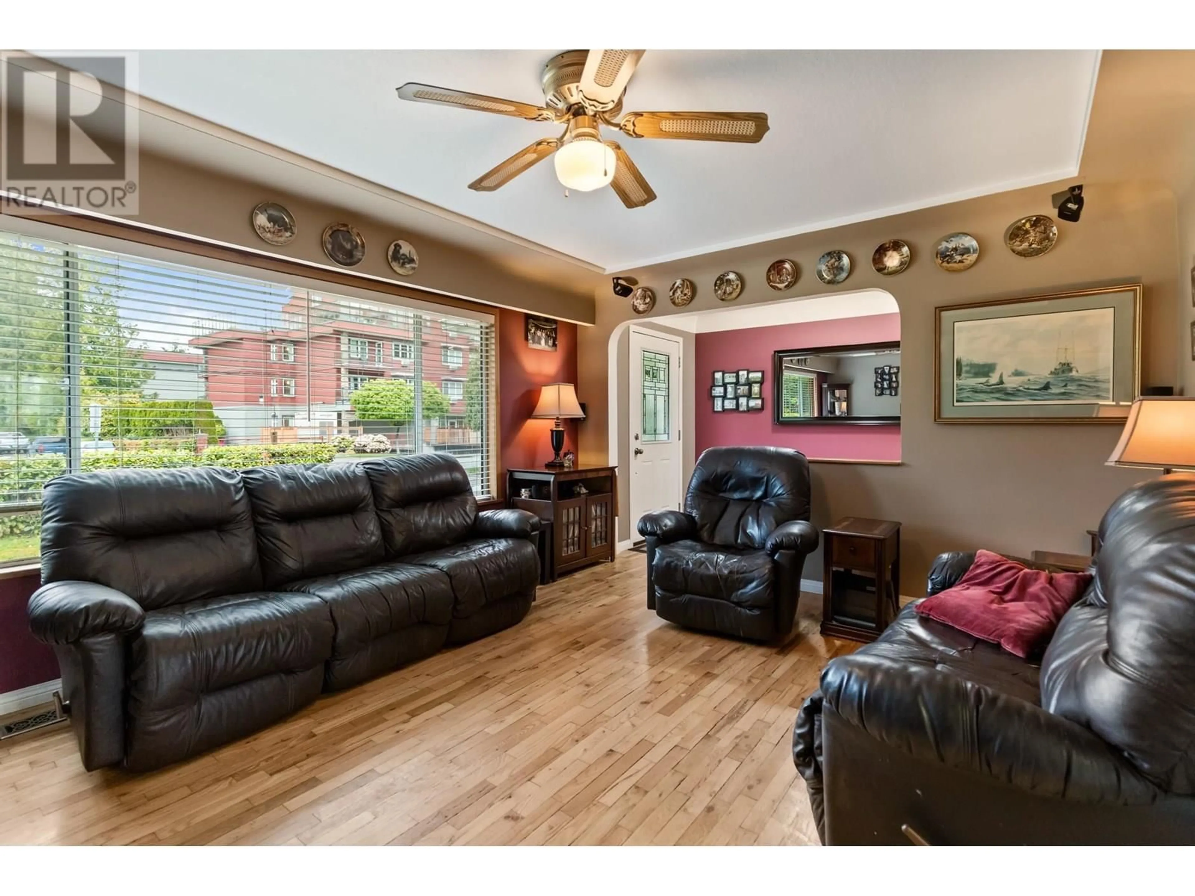 Living room with furniture, wood/laminate floor for 22128 119 AVENUE, Maple Ridge British Columbia V2X2Y8