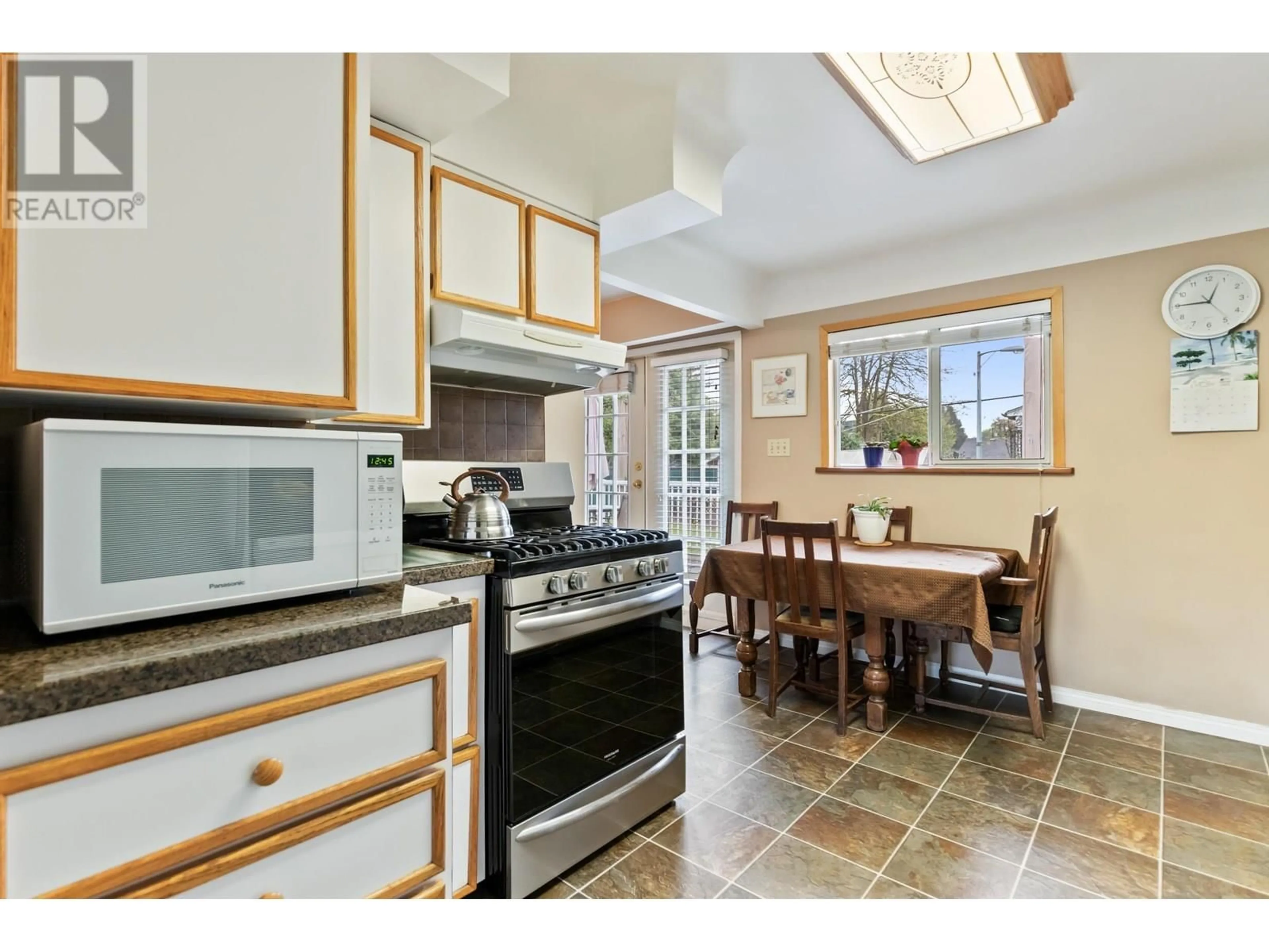 Open concept kitchen, ceramic/tile floor for 22128 119 AVENUE, Maple Ridge British Columbia V2X2Y8