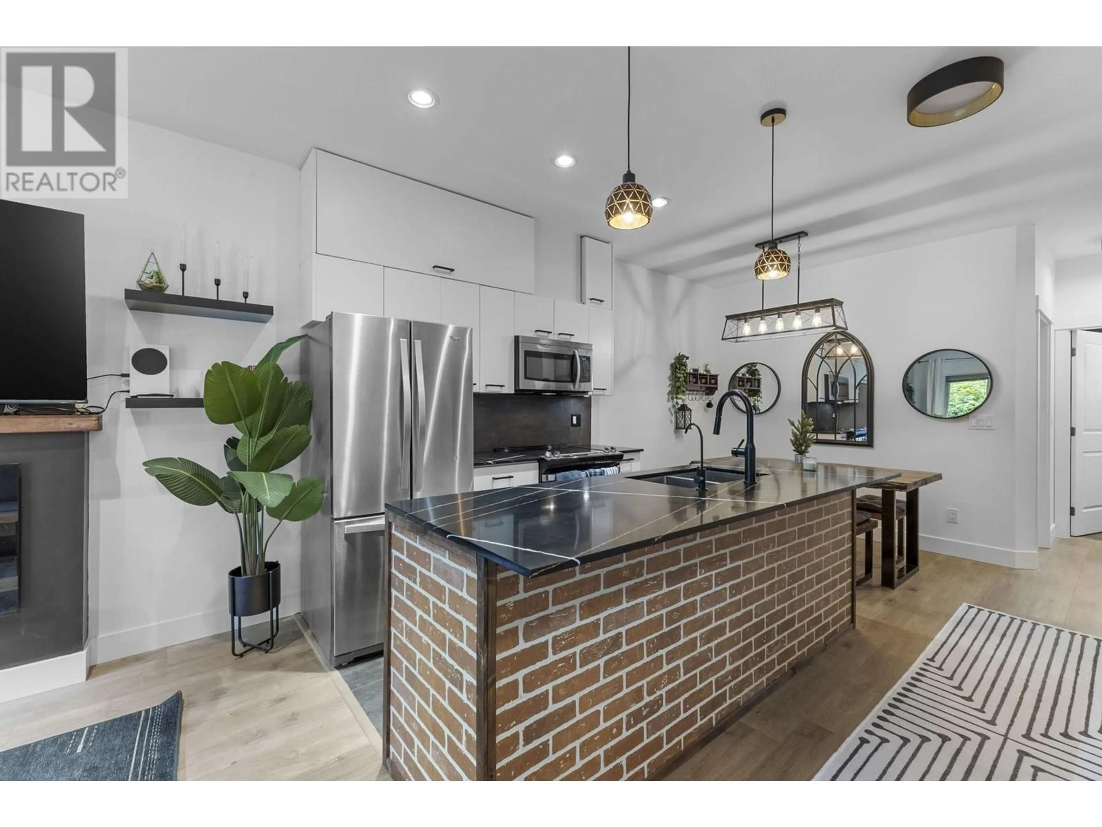 Open concept kitchen, ceramic/tile floor for 121 - 3382 VIEWMOUNT DRIVE, Port Moody British Columbia V3H2M1