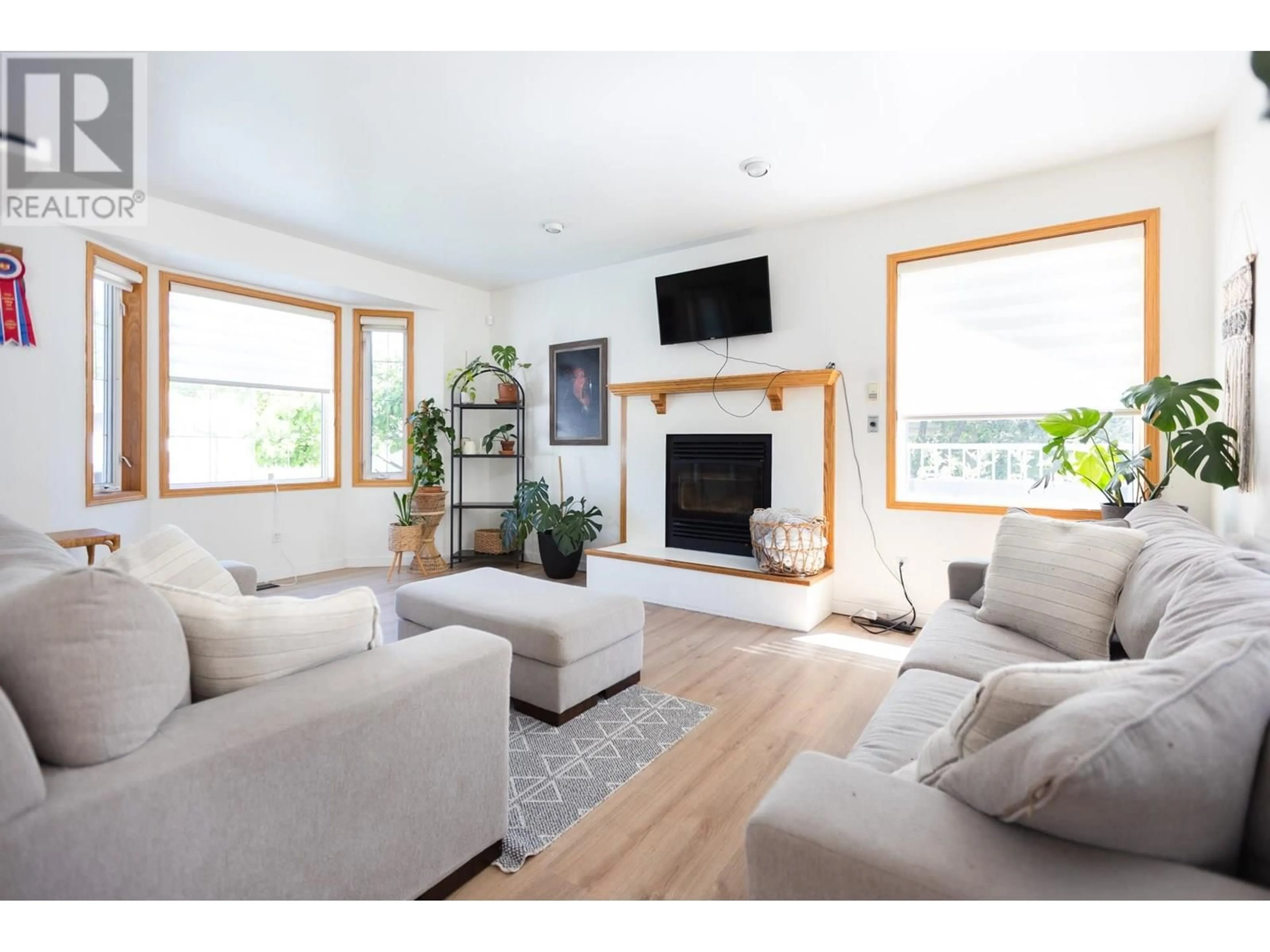 Living room with furniture, wood/laminate floor for 5919 ENNS PLACE, Prince George British Columbia V2K4X3